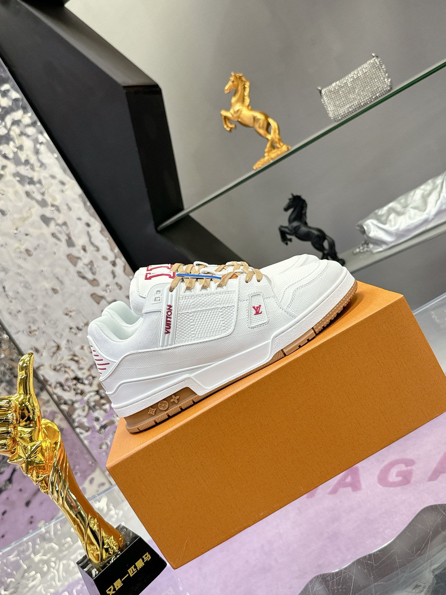 LV 高仿白色低筒運動鞋 經典紅標細節設計|超A仿原單精品圖片 13 LV 高仿白色低筒運動鞋 經典紅標細節設計|歐美奢侈品精品推薦