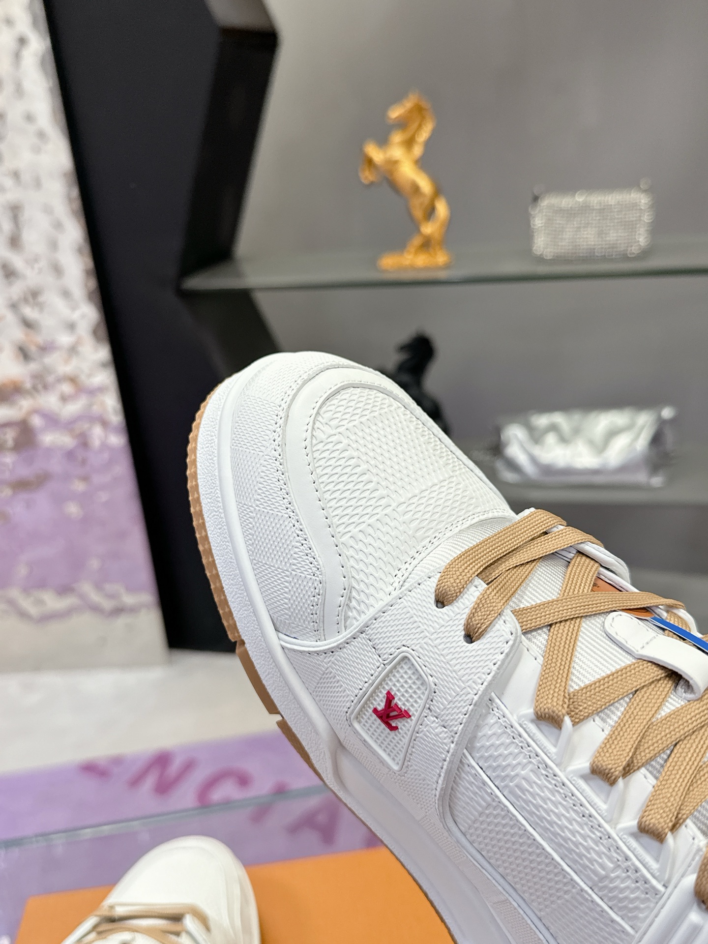 LV 高仿白色低筒運動鞋 經典紅標細節設計|超A仿原單精品圖片 9 LV 高仿白色低筒運動鞋 經典紅標細節設計|歐美奢侈品精品推薦