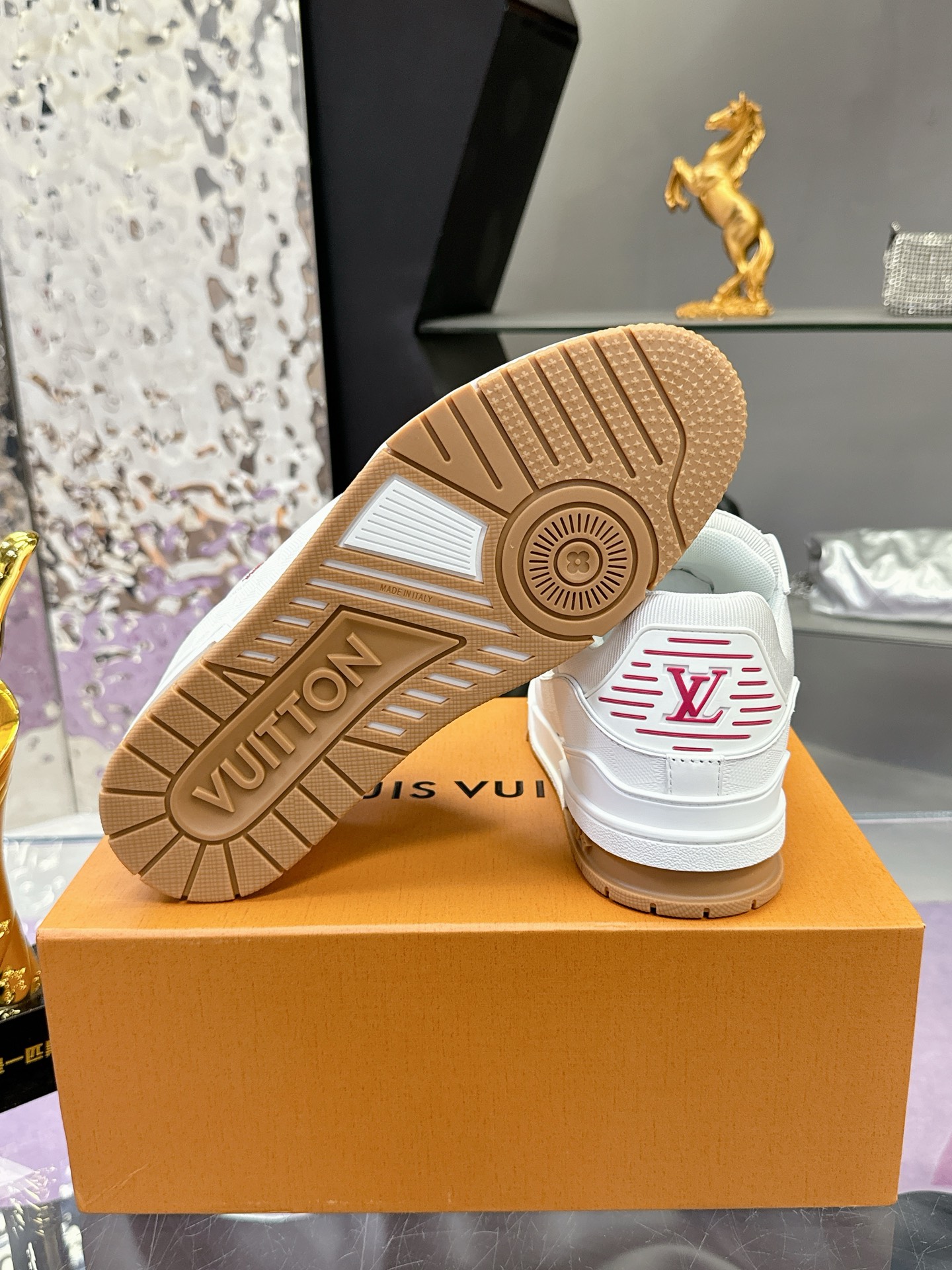 LV 高仿白色低筒運動鞋 經典紅標細節設計|超A仿原單精品圖片 7 LV 高仿白色低筒運動鞋 經典紅標細節設計|歐美奢侈品精品推薦