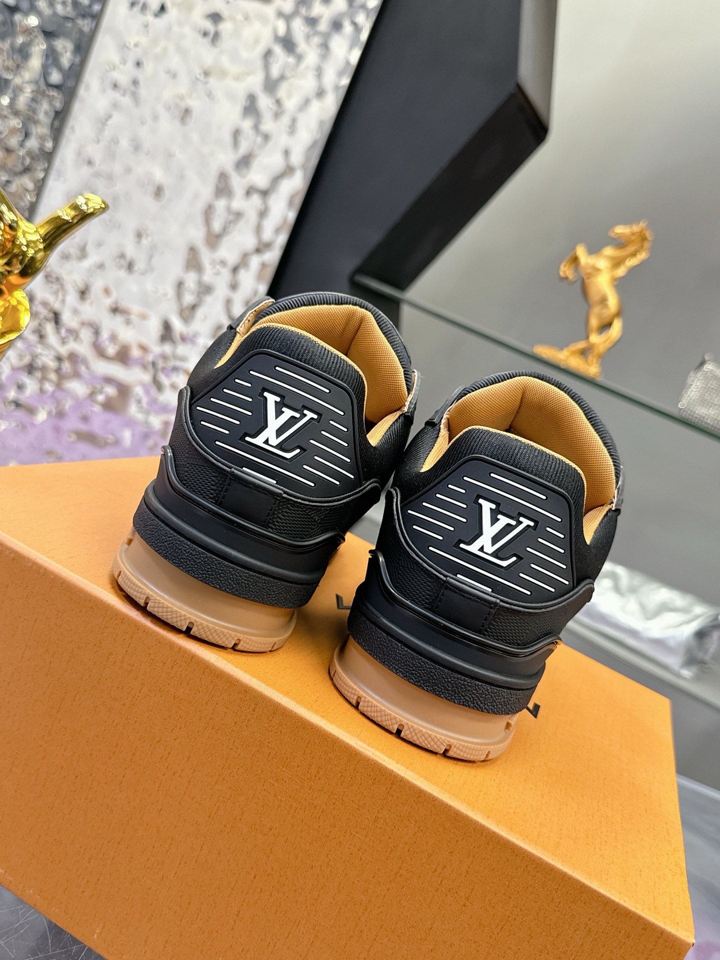 LV A貨黑色低筒運動鞋 經典拼接質感設計|超A仿原單精品圖片 8 LV A貨黑色低筒運動鞋 經典拼接質感設計|歐美奢侈品精品推薦