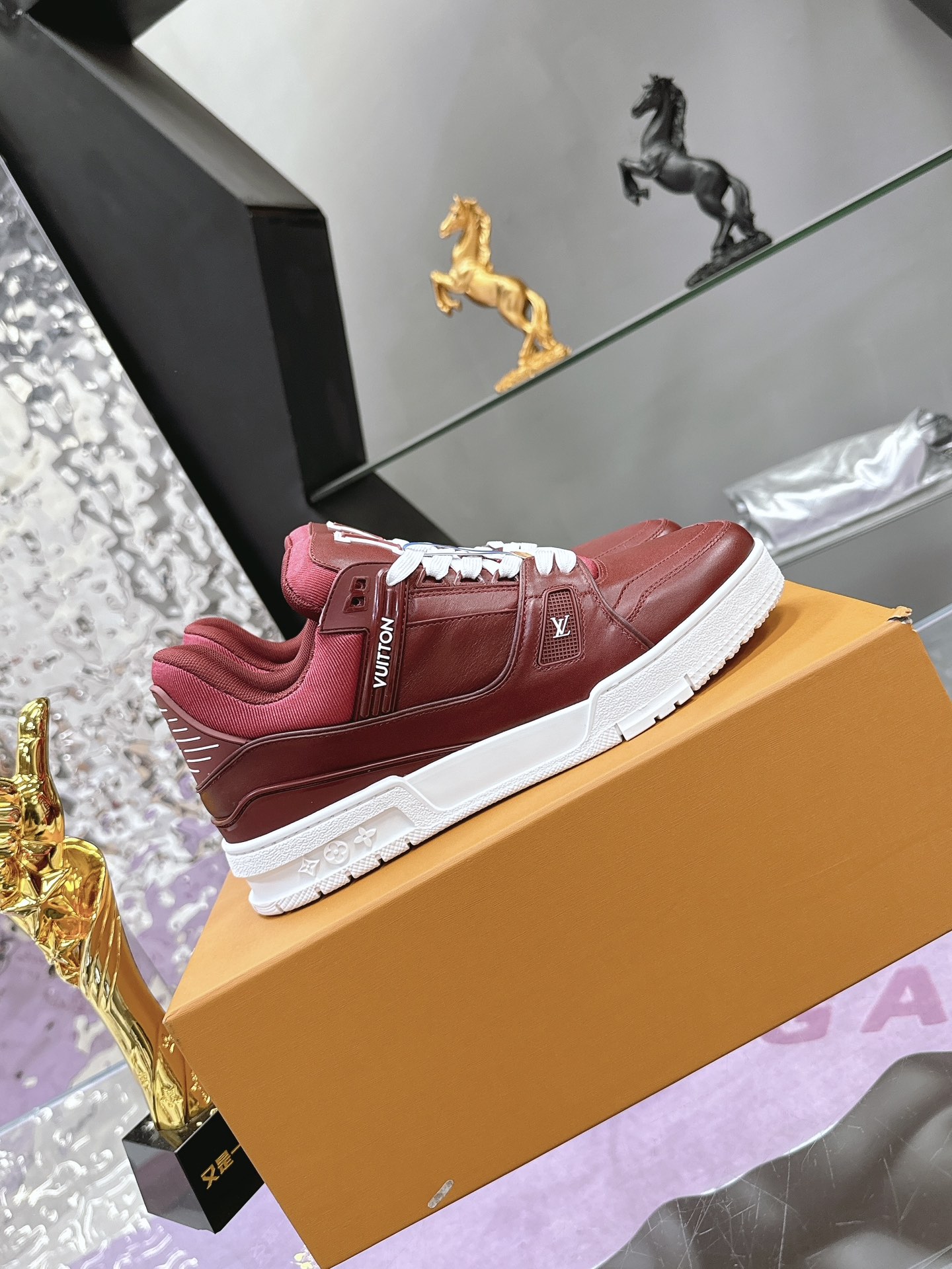 LV 高仿酒紅低幫運動鞋 時尚百搭款｜歐美奢侈品精品推薦
