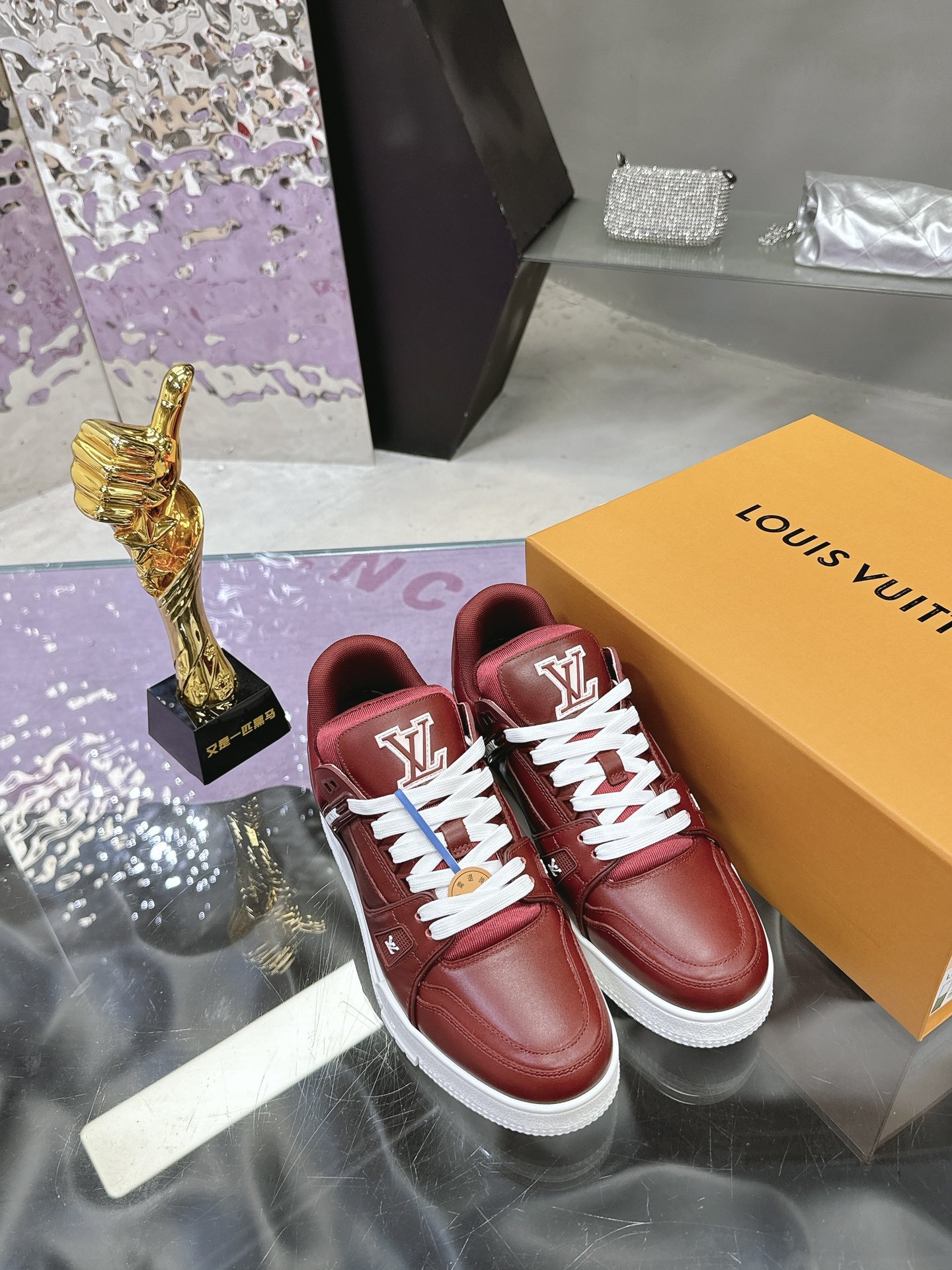 LV 高仿酒紅低幫運動鞋 時尚百搭款｜歐美奢侈品精品推薦