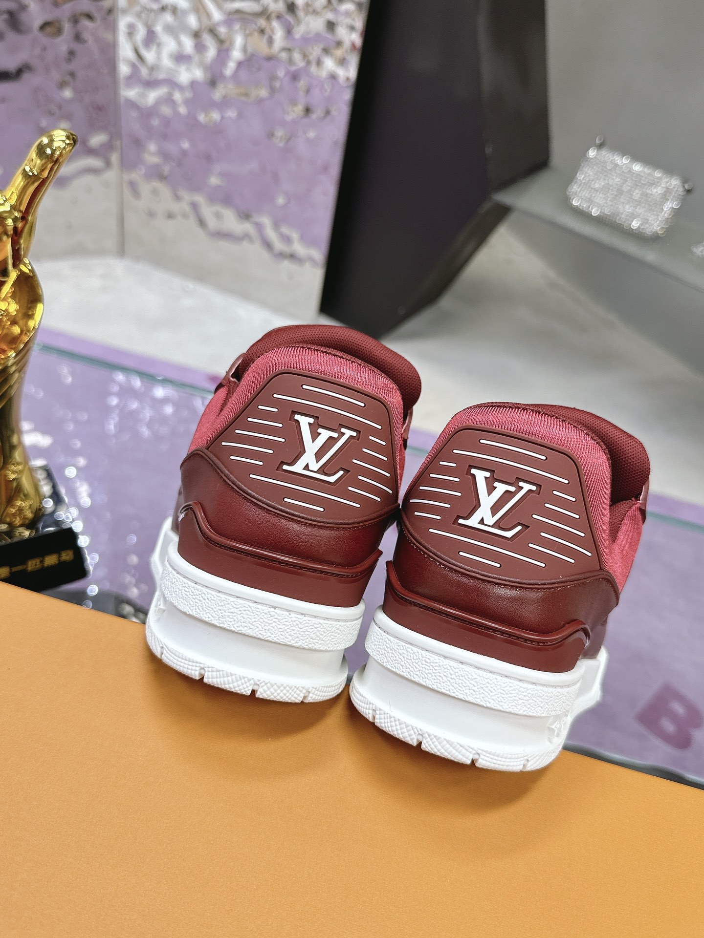 LV 高仿酒紅低幫運動鞋 時尚百搭款｜歐美奢侈品精品推薦