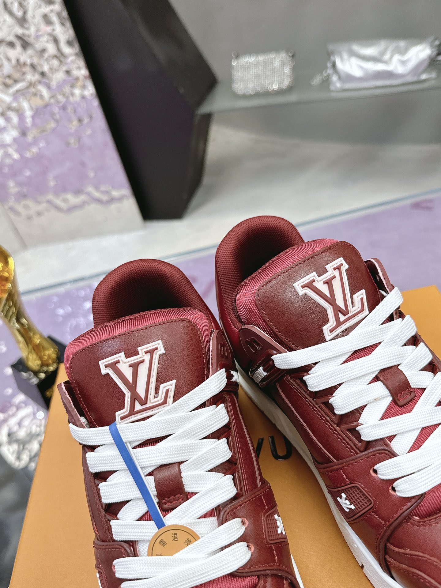 LV 高仿酒紅低幫運動鞋 時尚百搭款｜歐美奢侈品精品推薦