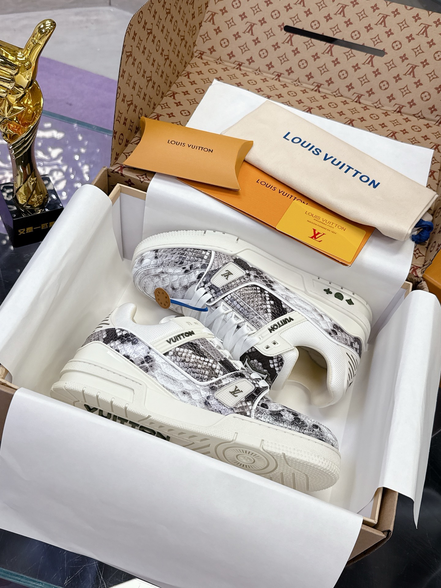 LV 精品仿製經典 Trainer 運動鞋 蟒蛇紋拼接設計款|超A仿原單精品圖片 6 LV 精品仿製經典 Trainer 運動鞋 蟒蛇紋拼接設計款|歐美奢侈品精品推薦