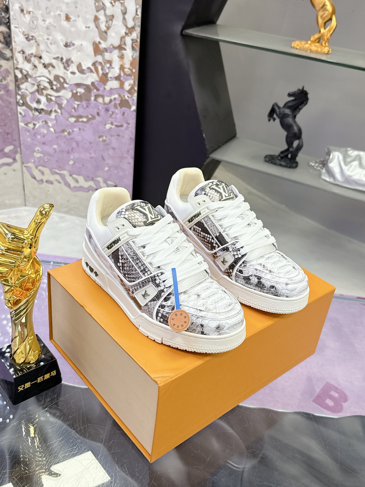 LV 精品仿製經典 Trainer 運動鞋 蟒蛇紋拼接設計款|超A仿原單精品圖片 14 LV 精品仿製經典 Trainer 運動鞋 蟒蛇紋拼接設計款|歐美奢侈品精品推薦