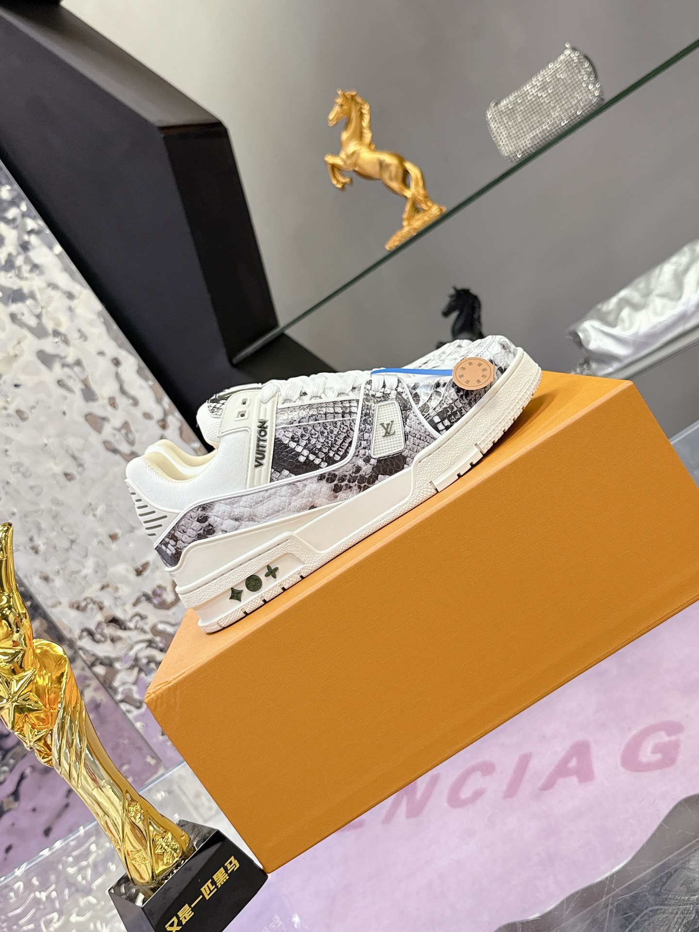 LV 精品仿製經典 Trainer 運動鞋 蟒蛇紋拼接設計款|超A仿原單精品圖片 13 LV 精品仿製經典 Trainer 運動鞋 蟒蛇紋拼接設計款|歐美奢侈品精品推薦