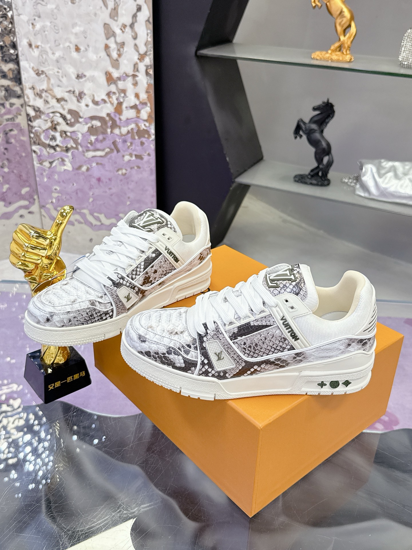 LV 精品仿製經典 Trainer 運動鞋 蟒蛇紋拼接設計款|超A仿原單精品圖片 12 LV 精品仿製經典 Trainer 運動鞋 蟒蛇紋拼接設計款|歐美奢侈品精品推薦