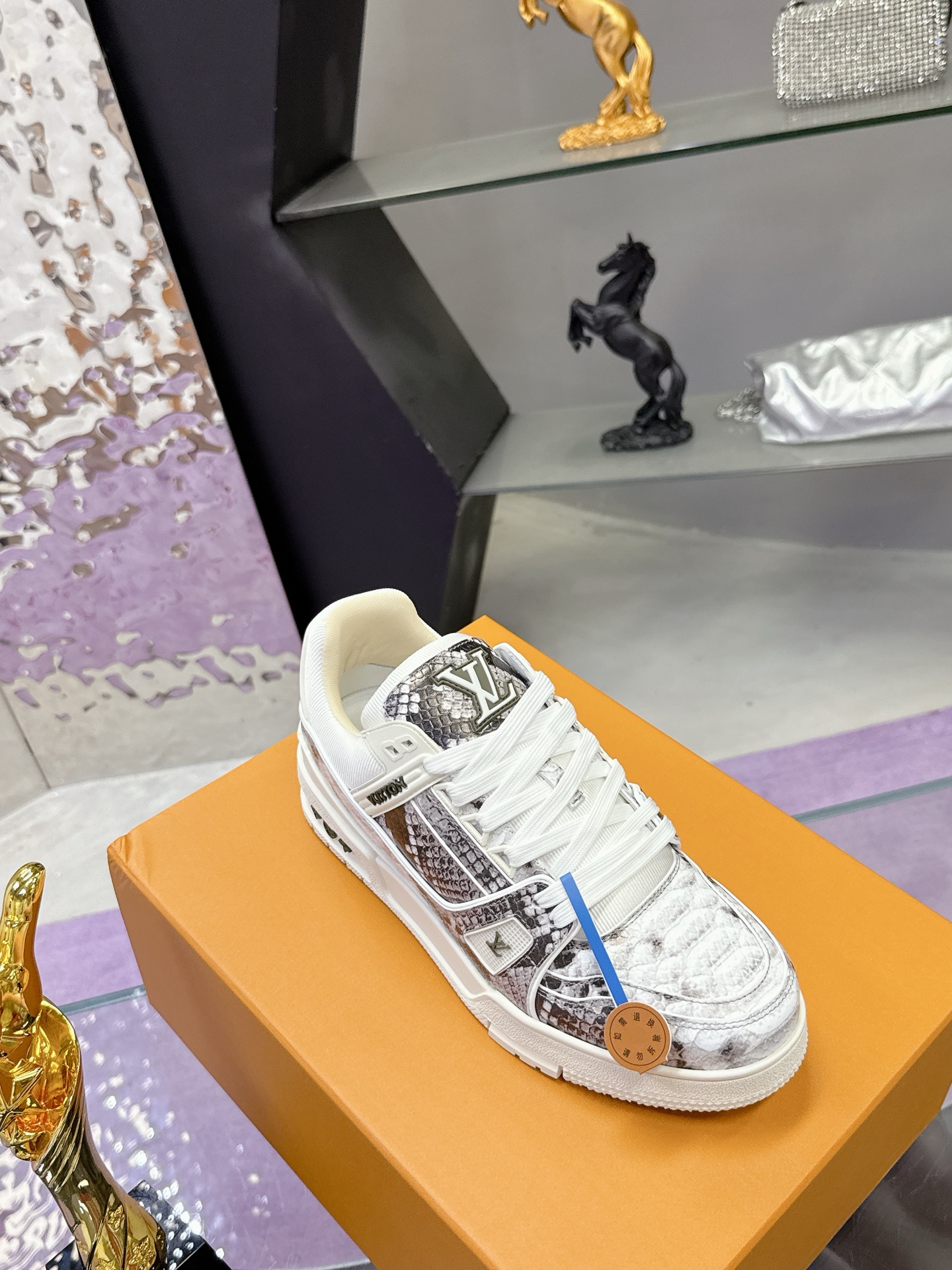 LV 精品仿製經典 Trainer 運動鞋 蟒蛇紋拼接設計款|超A仿原單精品圖片 10 LV 精品仿製經典 Trainer 運動鞋 蟒蛇紋拼接設計款|歐美奢侈品精品推薦