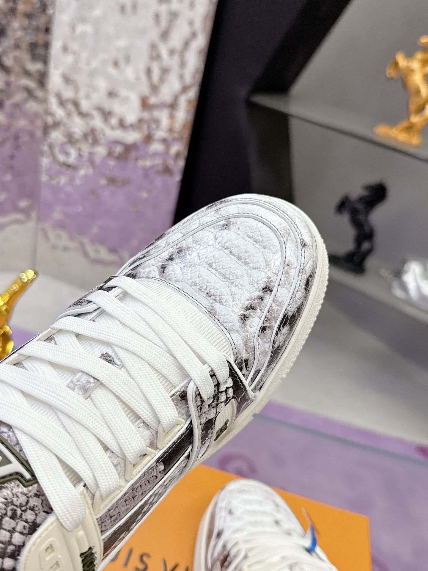 LV 精品仿製經典 Trainer 運動鞋 蟒蛇紋拼接設計款|超A仿原單精品圖片 9 LV 精品仿製經典 Trainer 運動鞋 蟒蛇紋拼接設計款|歐美奢侈品精品推薦