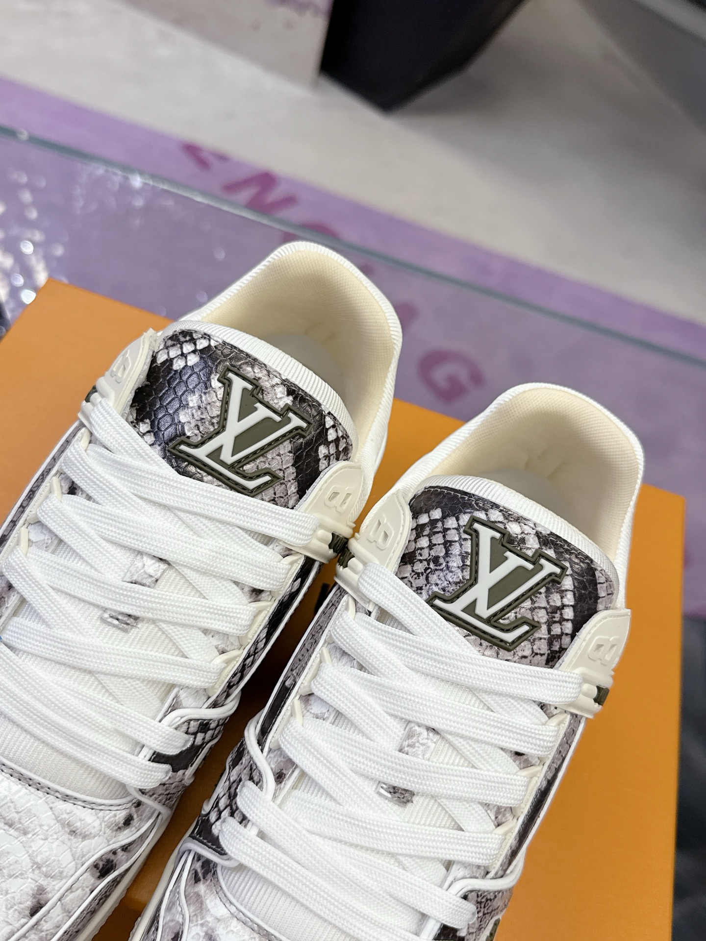 LV 精品仿製經典 Trainer 運動鞋 蟒蛇紋拼接設計款|超A仿原單精品圖片 8 LV 精品仿製經典 Trainer 運動鞋 蟒蛇紋拼接設計款|歐美奢侈品精品推薦
