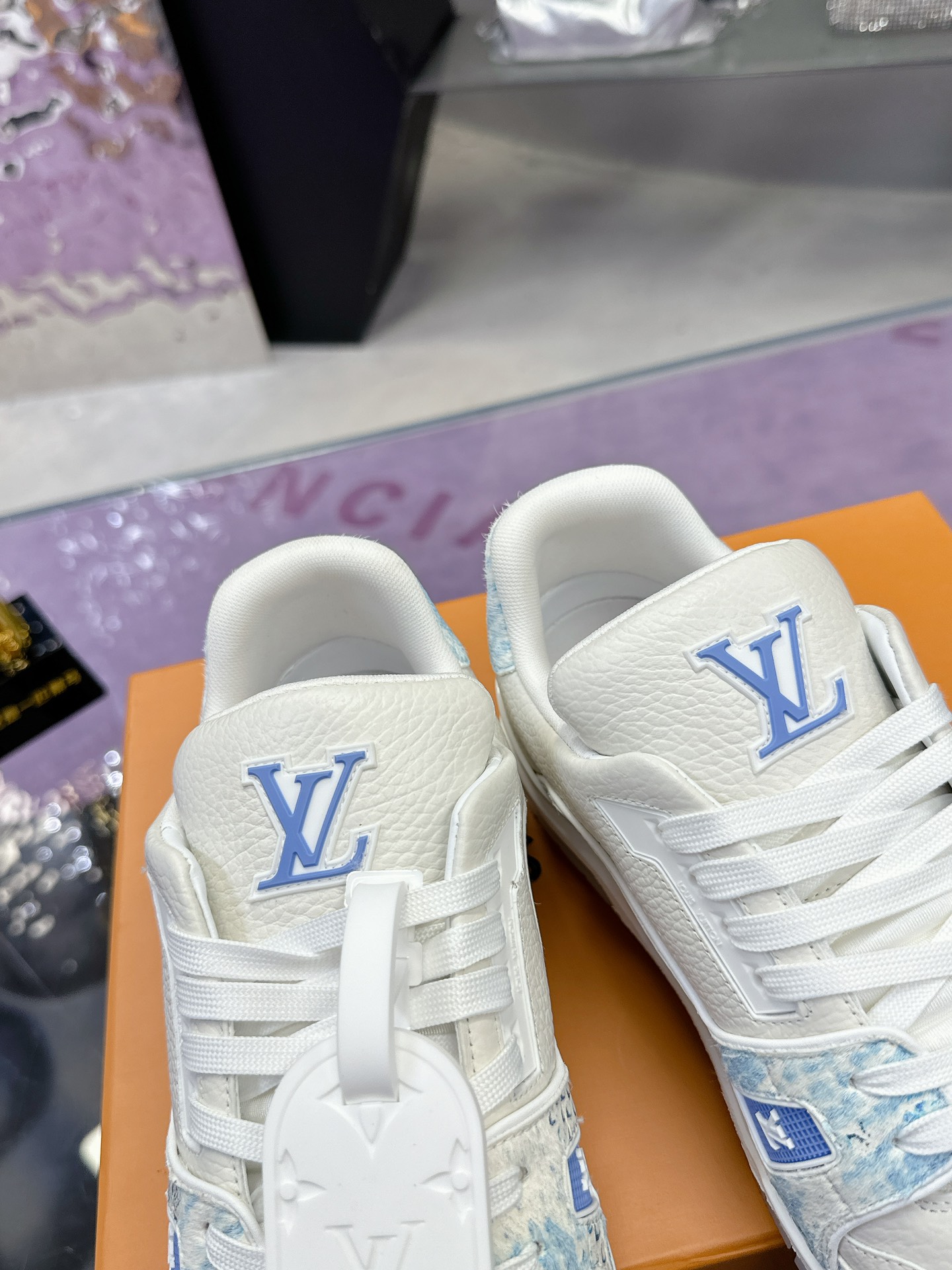 LV 高仿運動鞋 白藍拼接低幫潮流款|超A仿原單精品圖片 7 LV 高仿運動鞋 白藍拼接低幫潮流款|歐美奢侈品精品推薦