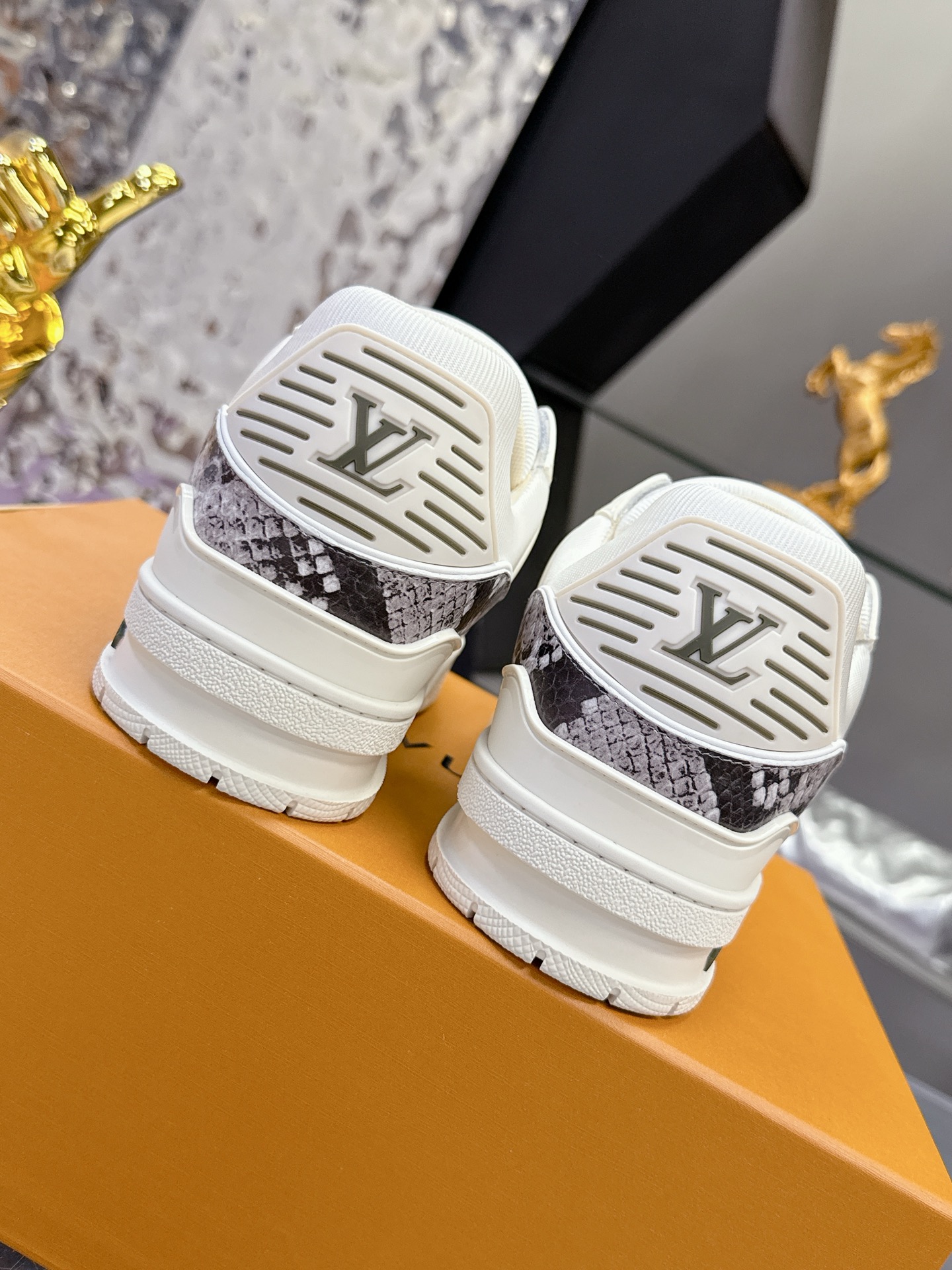LV 精品仿製經典 Trainer 運動鞋 蟒蛇紋拼接設計款|超A仿原單精品圖片 7 LV 精品仿製經典 Trainer 運動鞋 蟒蛇紋拼接設計款|歐美奢侈品精品推薦