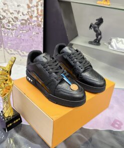 LV高仿全黑運動鞋 經典低筒款 型格百搭街頭風