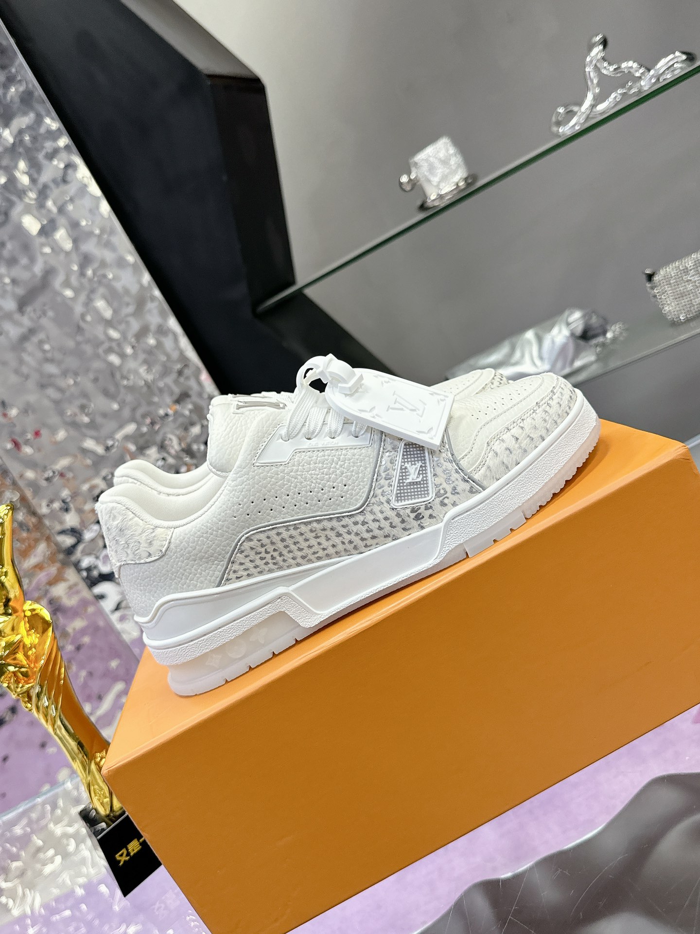 LV 一比一運動鞋 白灰拼接百搭款|超A仿原單精品圖片 13 LV 一比一運動鞋 白灰拼接百搭款|歐美奢侈品精品推薦