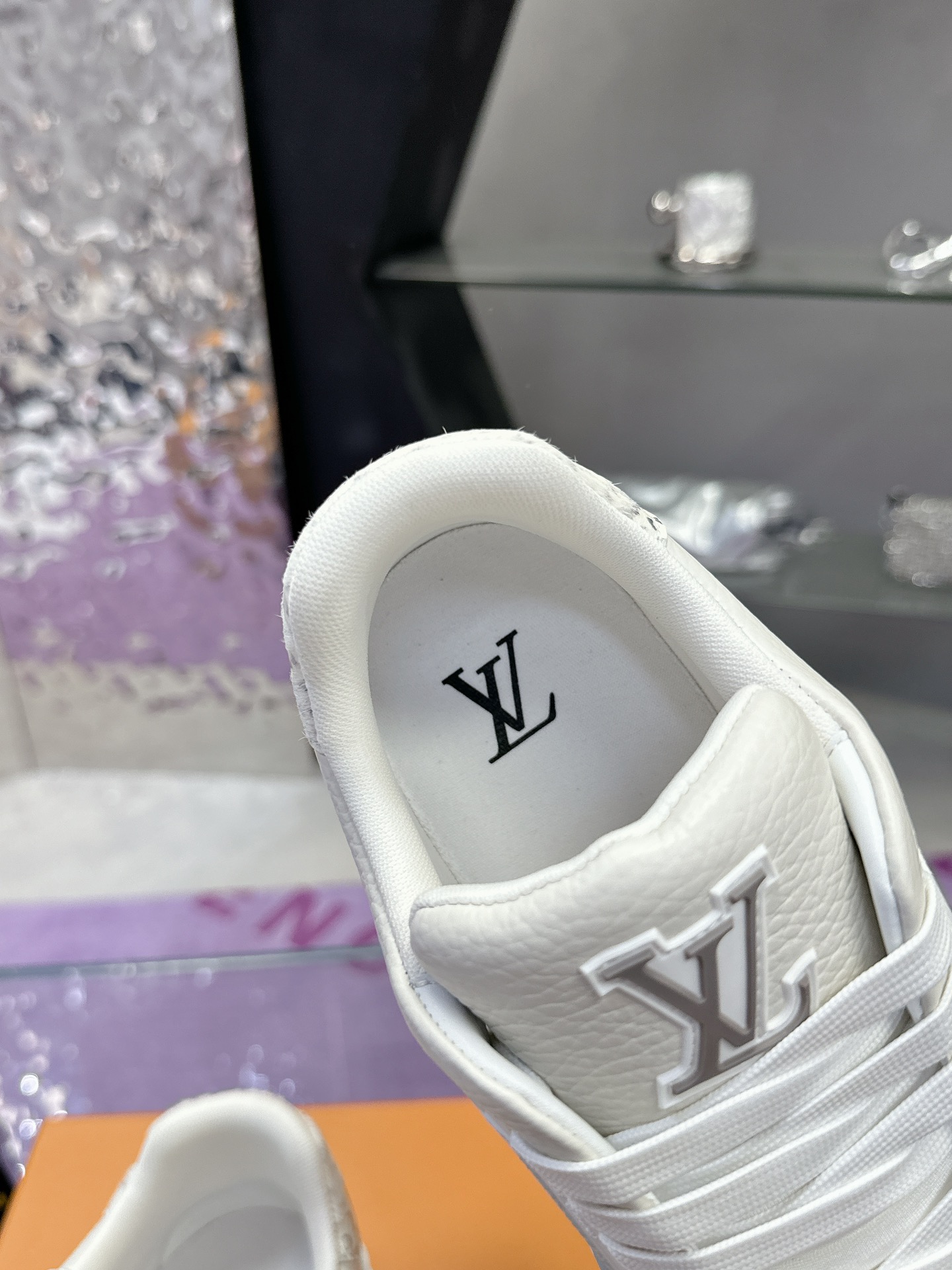 LV 一比一運動鞋 白灰拼接百搭款|超A仿原單精品圖片 8 LV 一比一運動鞋 白灰拼接百搭款|歐美奢侈品精品推薦