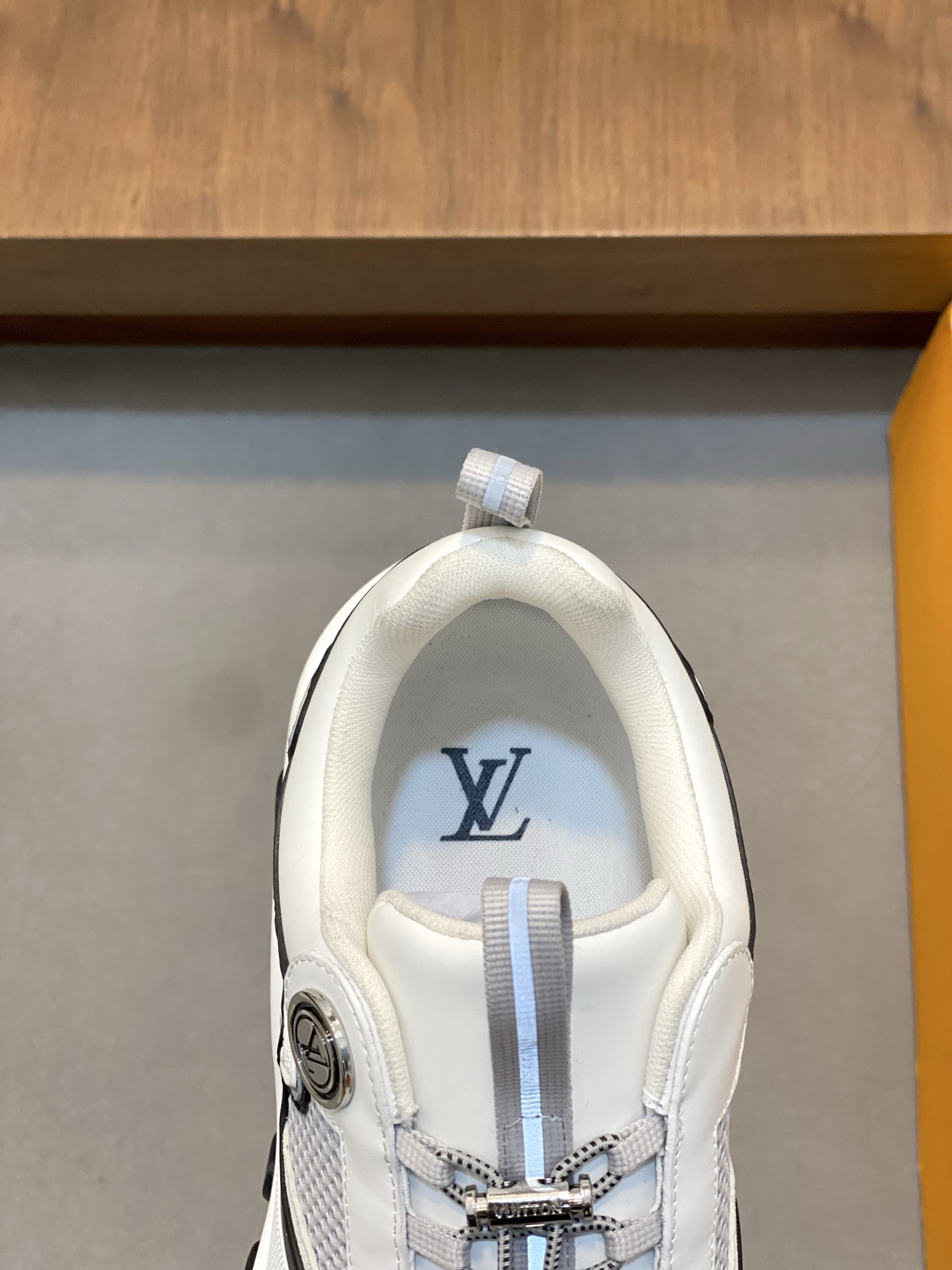 LV 精品仿製運動鞋 白黑拼色透氣休閒款｜歐美奢侈品精品推薦