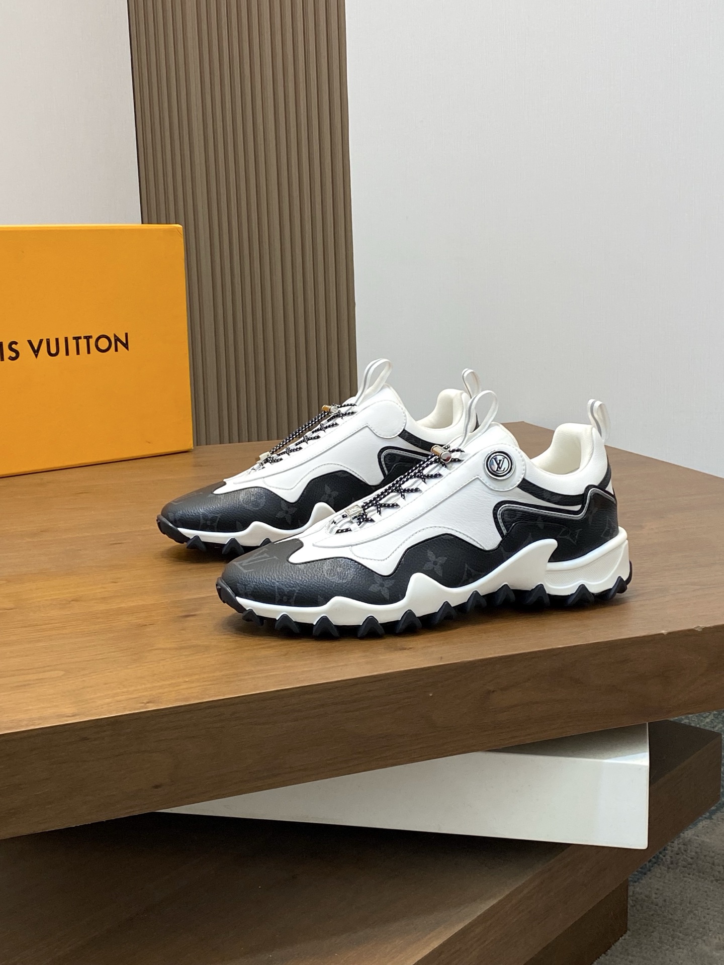 LV A貨運動鞋 黑白拼色潮流設計款｜歐美奢侈品精品推薦
