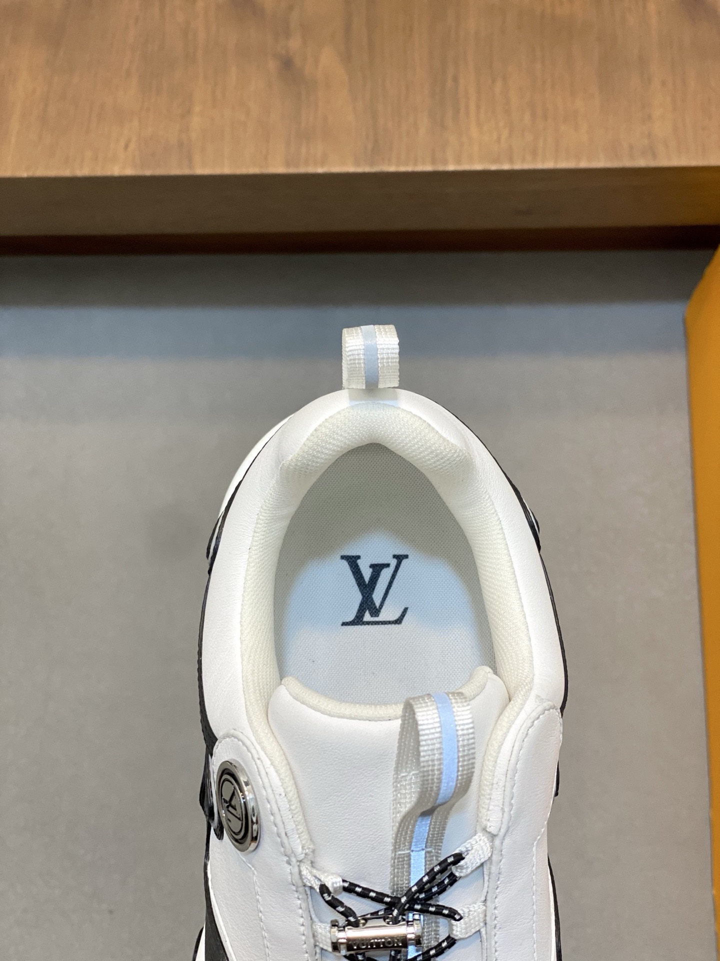 LV A貨運動鞋 黑白拼色潮流設計款｜歐美奢侈品精品推薦