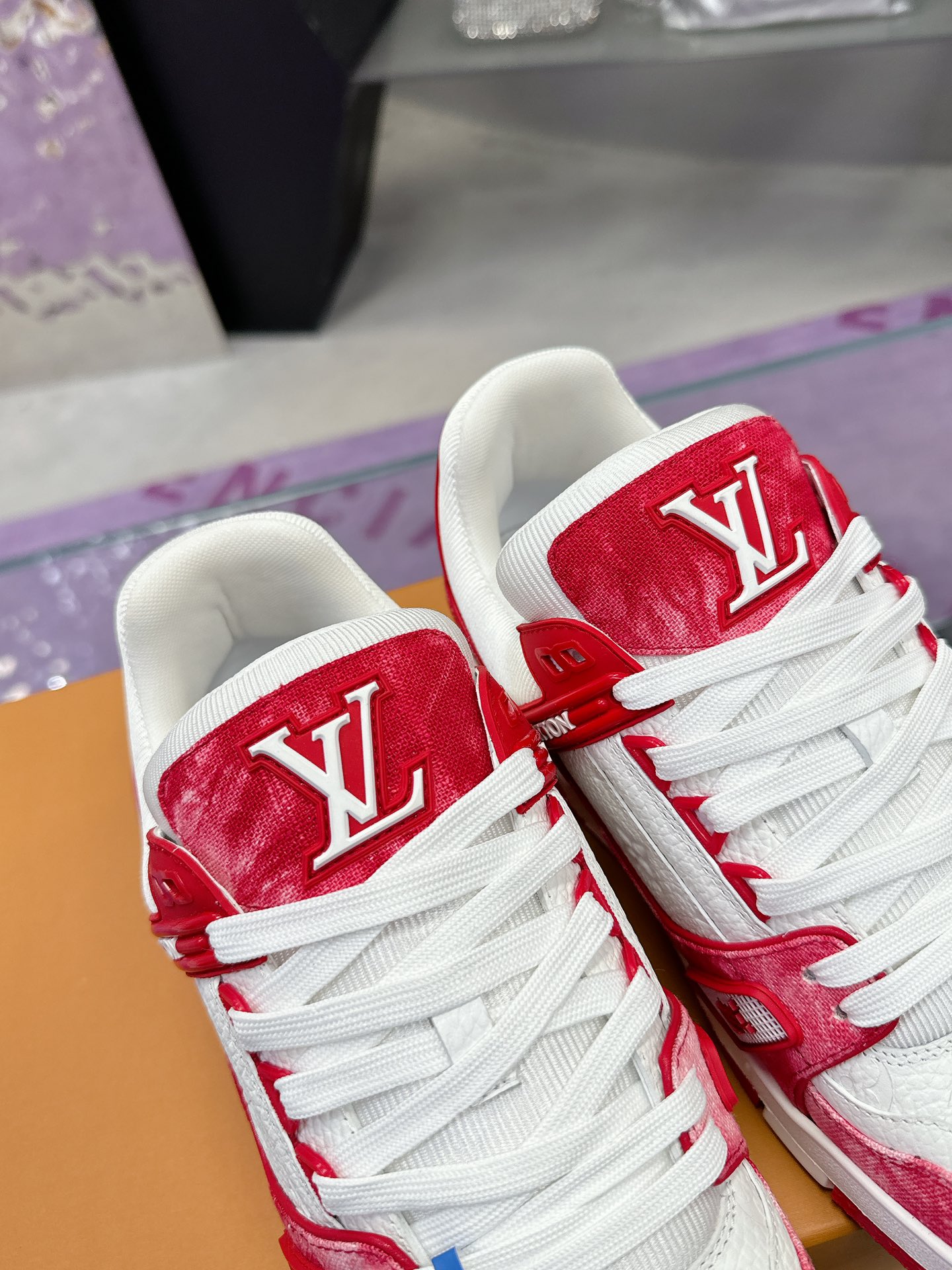 LV 精品仿製運動鞋 紅白撞色休閒潮流款｜歐美奢侈品精品推薦