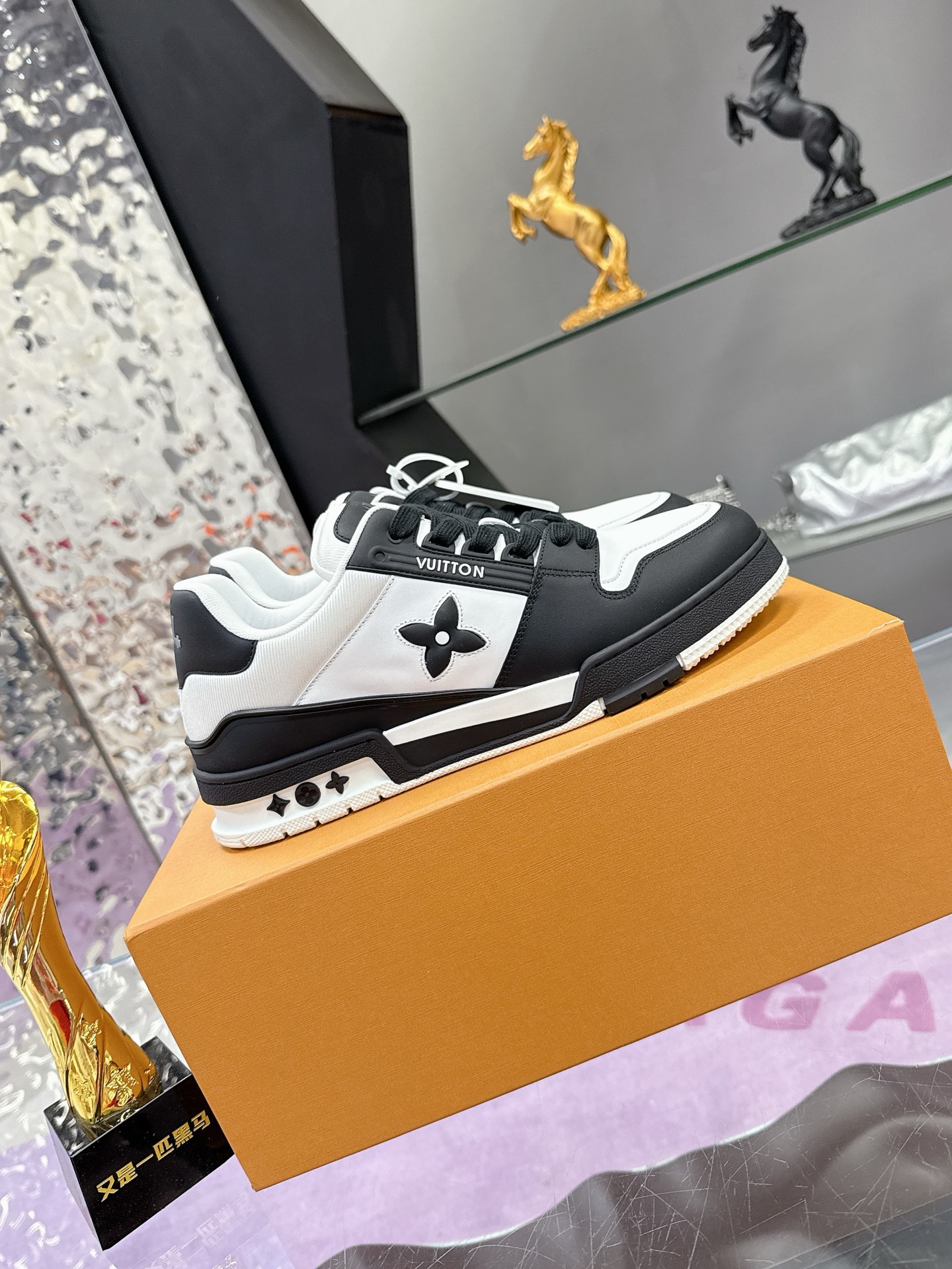 LV 高仿運動鞋 黑白拼接百搭低筒款｜歐美奢侈品精品推薦