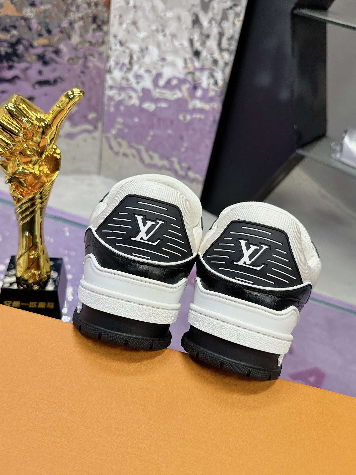 LV 一比一運動鞋 黑白拼接鱷魚紋設計｜歐美奢侈品精品推薦
