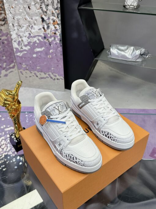 LV 精品仿製運動鞋 銀色壓紋拼接設計