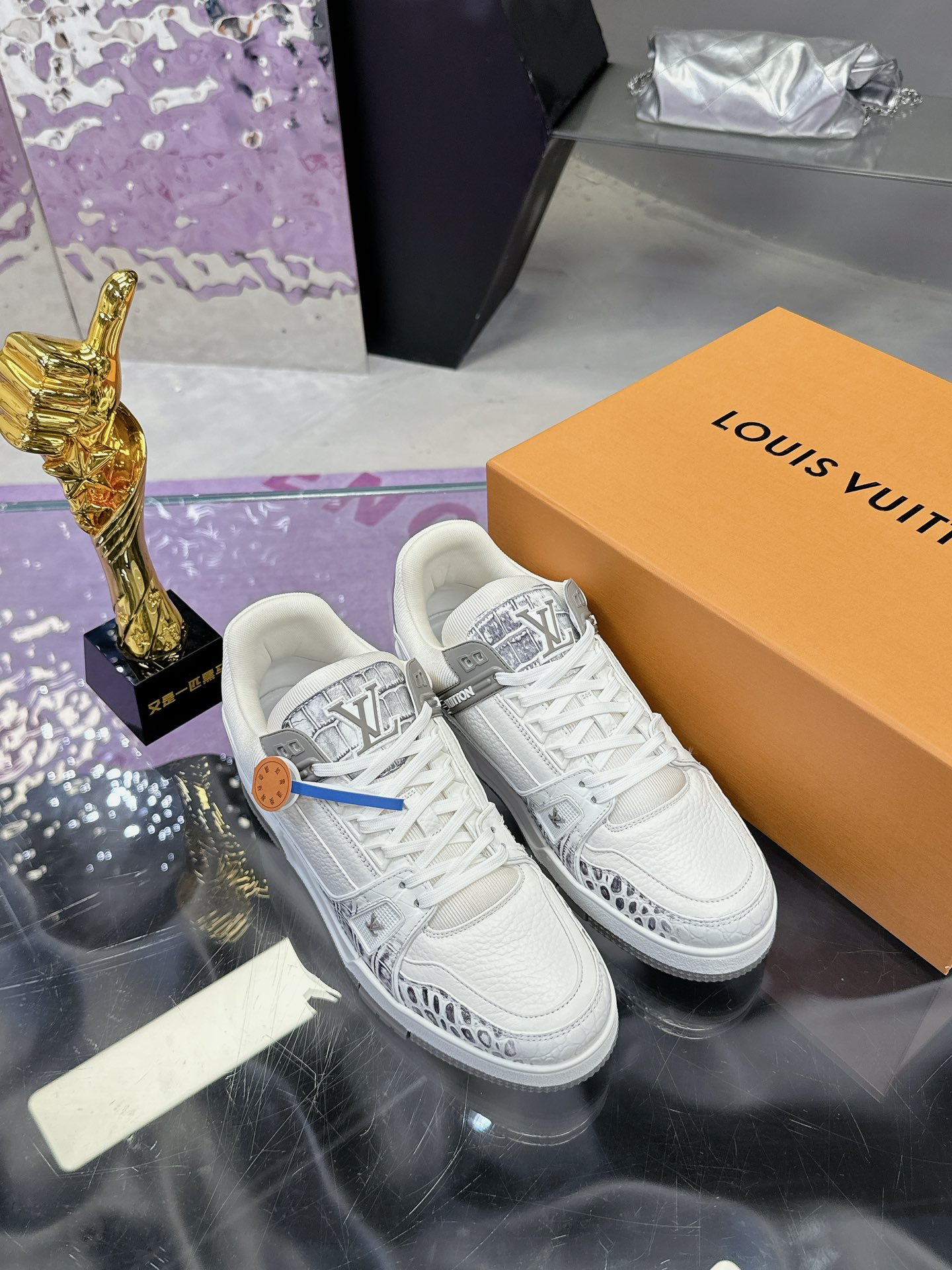 LV 精品仿製運動鞋 銀色壓紋拼接設計｜歐美奢侈品精品推薦