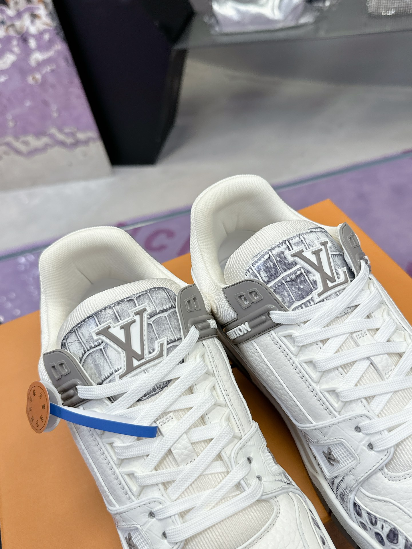 LV 精品仿製運動鞋 銀色壓紋拼接設計｜歐美奢侈品精品推薦