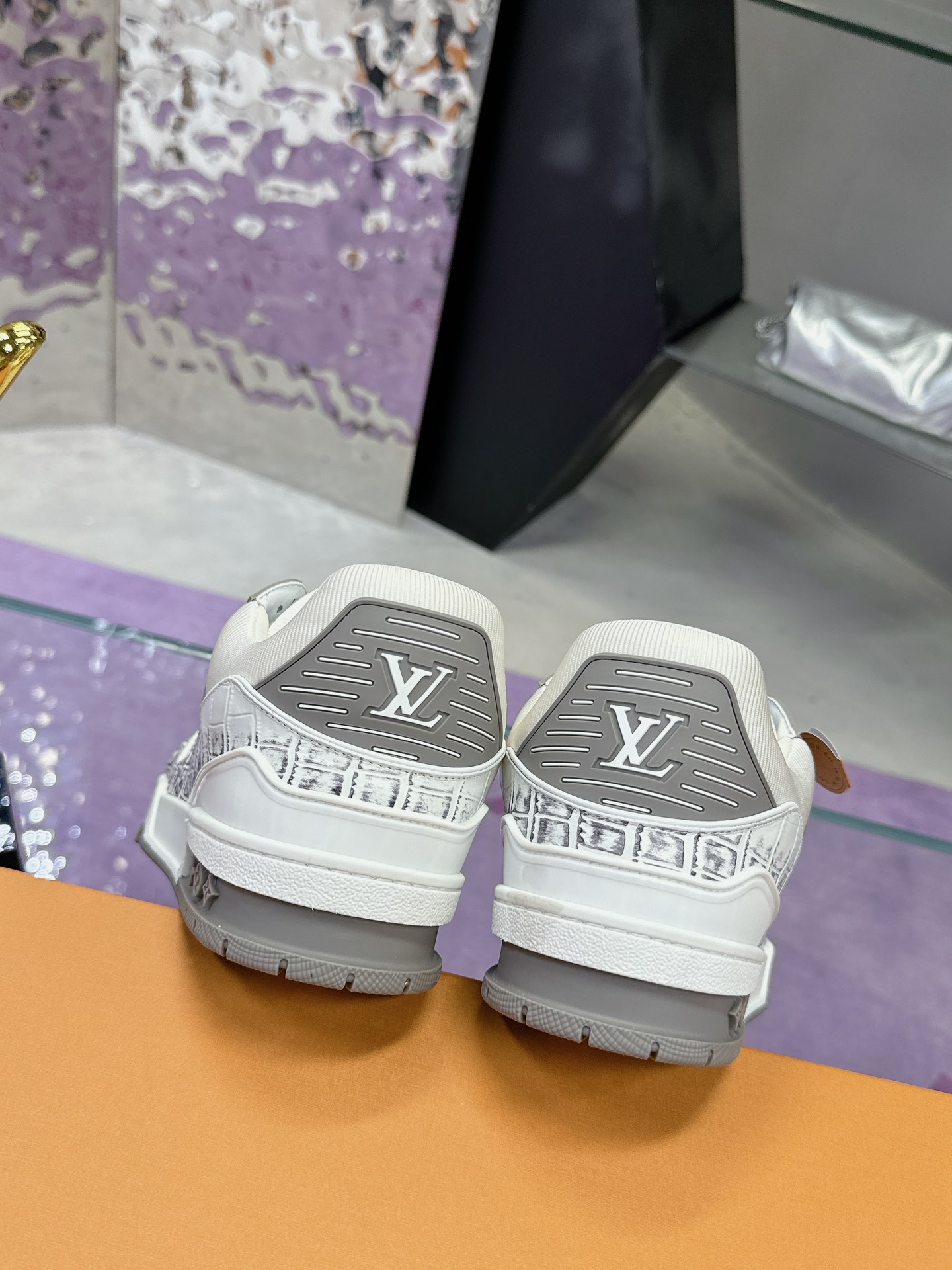LV 精品仿製運動鞋 銀色壓紋拼接設計｜歐美奢侈品精品推薦