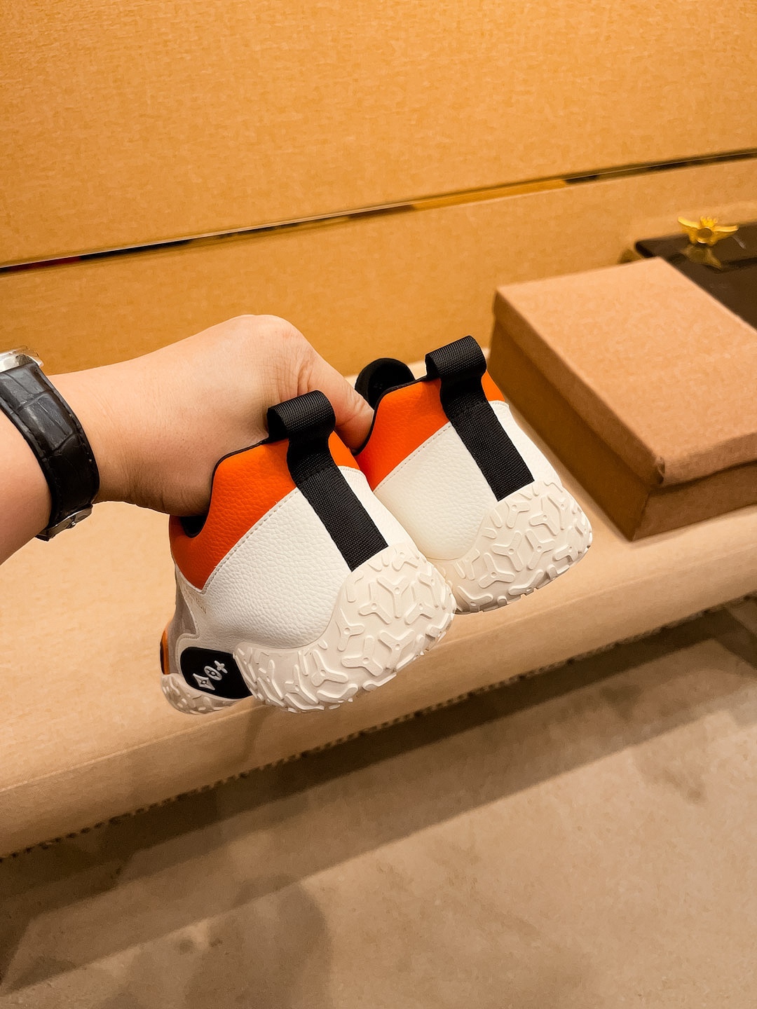 LV 精品仿製灰白橘拼色運動鞋 活力時尚百搭款｜歐美奢侈品精品推薦