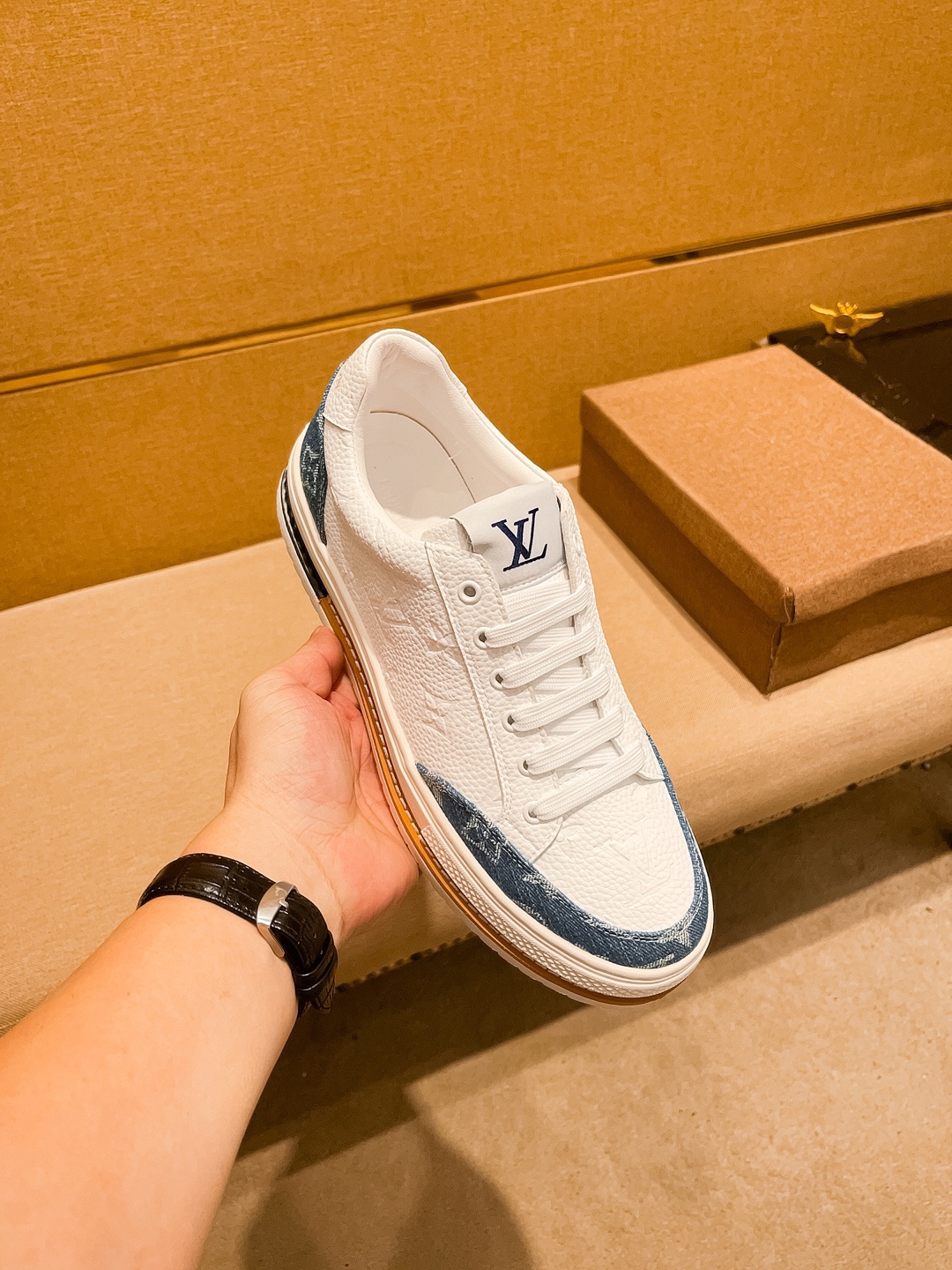 LV 精品仿製白色拼藍牛仔運動鞋 百搭休閒潮流款｜歐美奢侈品精品推薦