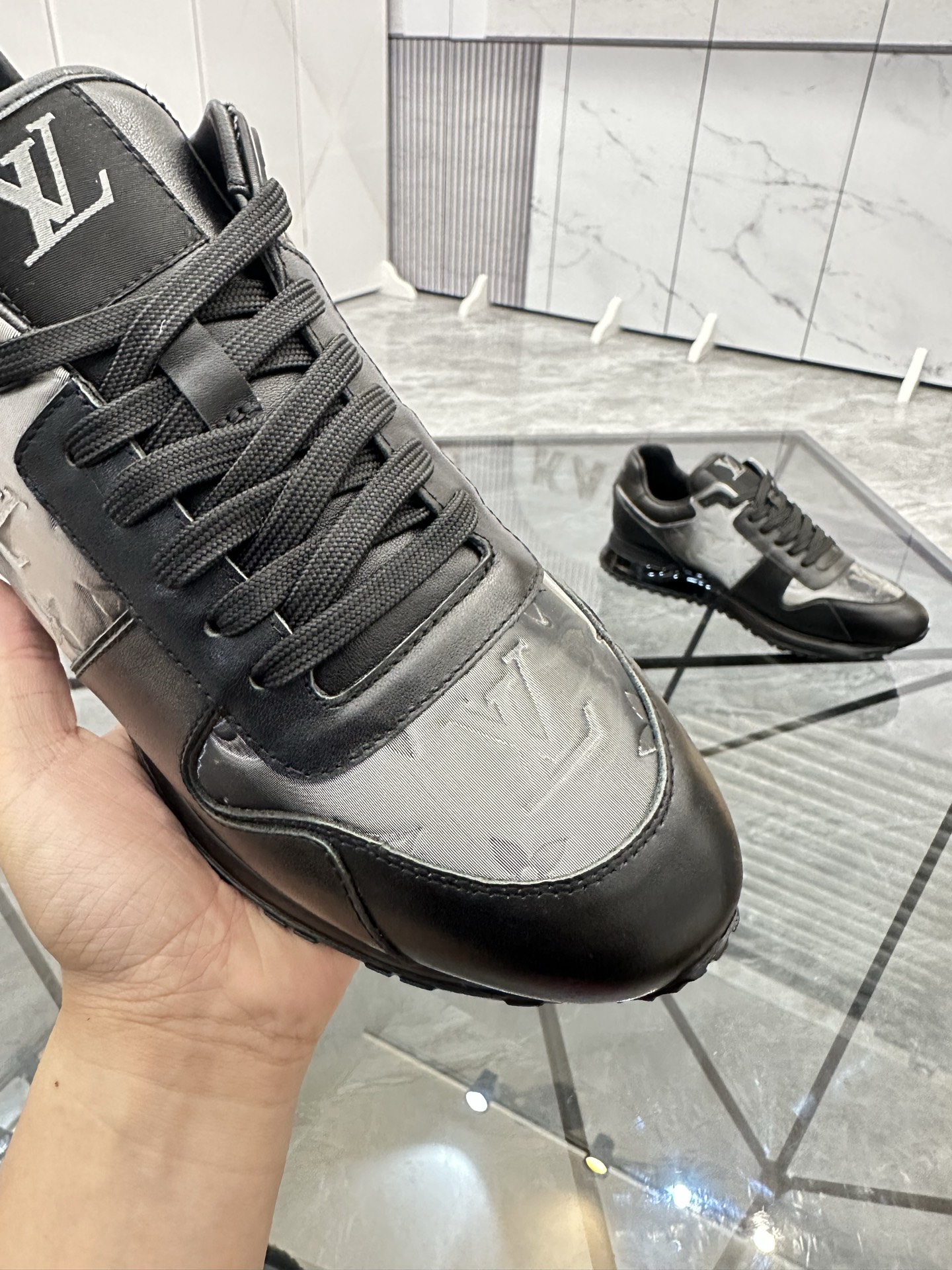 LV 一比一黑灰運動鞋 男士低筒休閒百搭款｜歐美奢侈品精品推薦