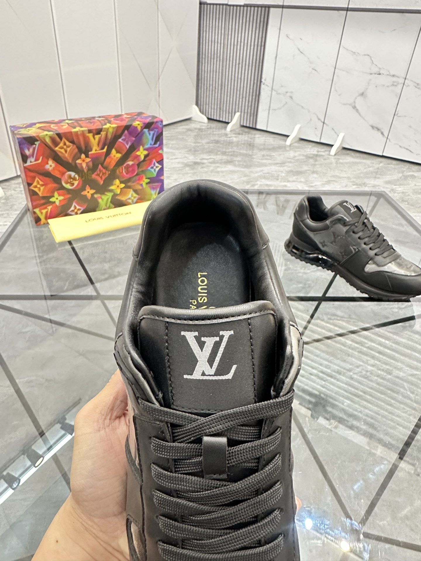 LV 高仿灰黑拼接運動鞋 男士百搭時尚款｜歐美奢侈品精品推薦
