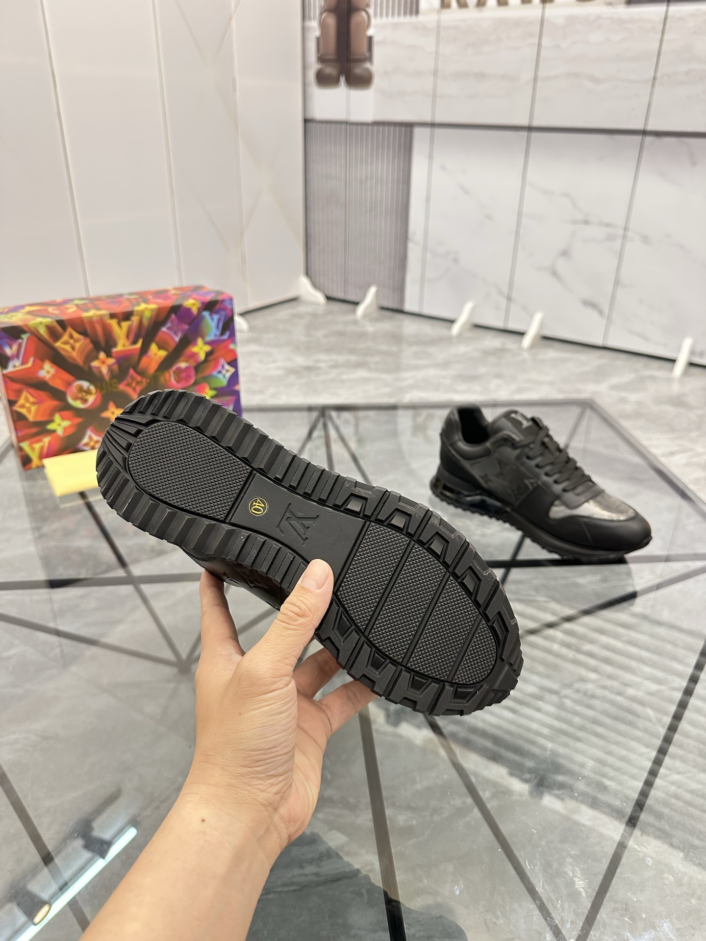 LV 高仿灰黑拼接運動鞋 男士百搭時尚款｜歐美奢侈品精品推薦