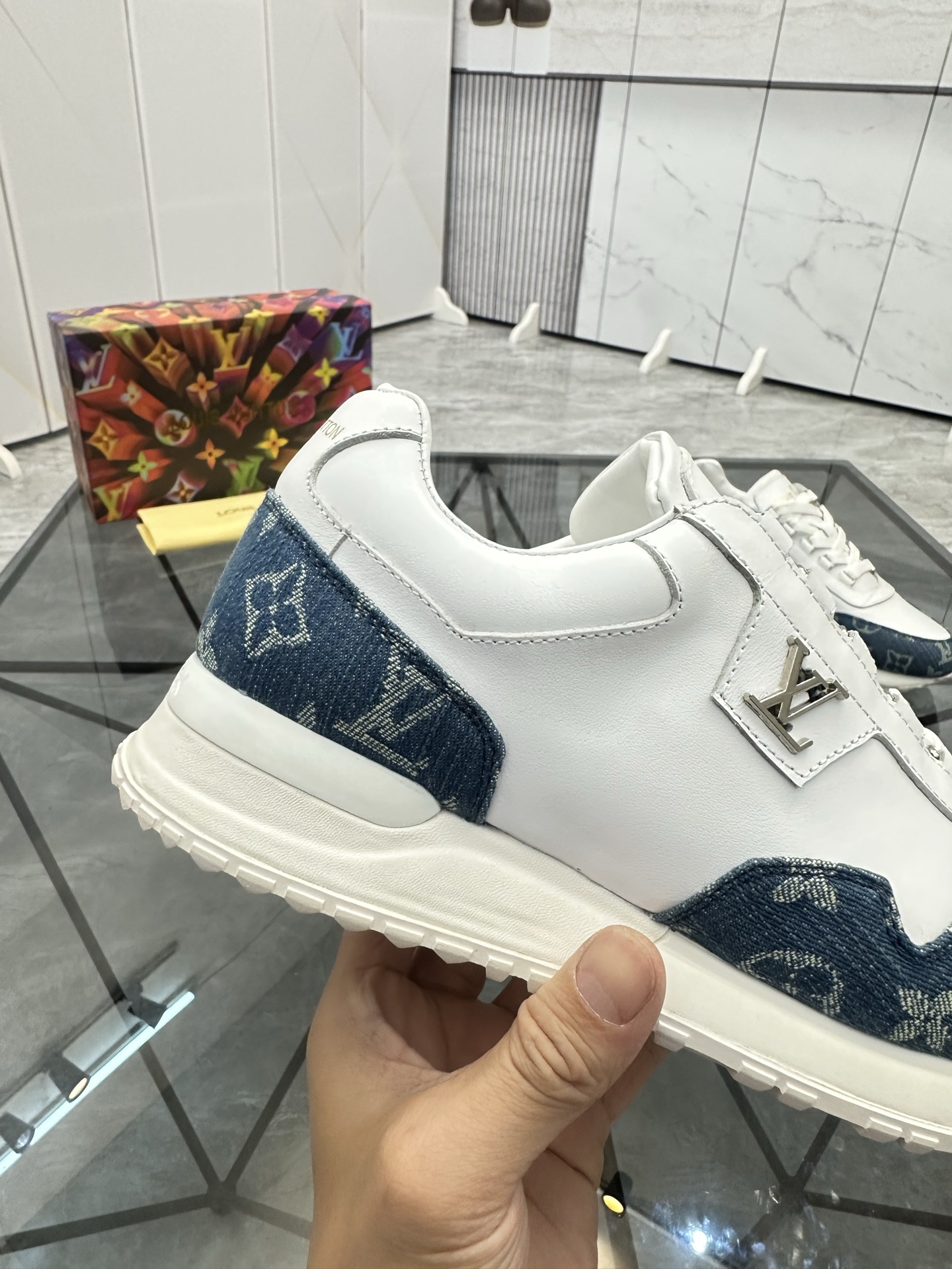 LV 精品仿製白藍拼接運動鞋 男士百搭款｜歐美奢侈品精品推薦