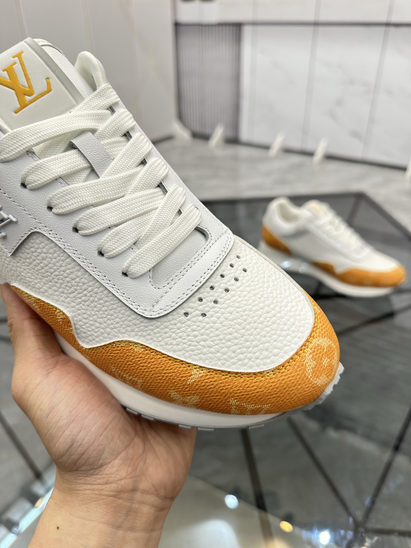LV 高仿白橙拼接運動鞋 男士時尚百搭款｜歐美奢侈品精品推薦