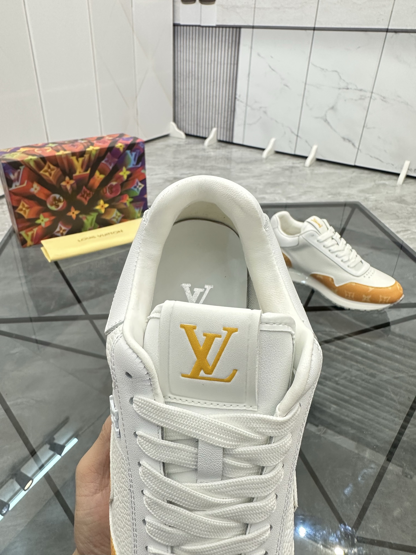 LV 高仿白橙拼接運動鞋 男士時尚百搭款｜歐美奢侈品精品推薦
