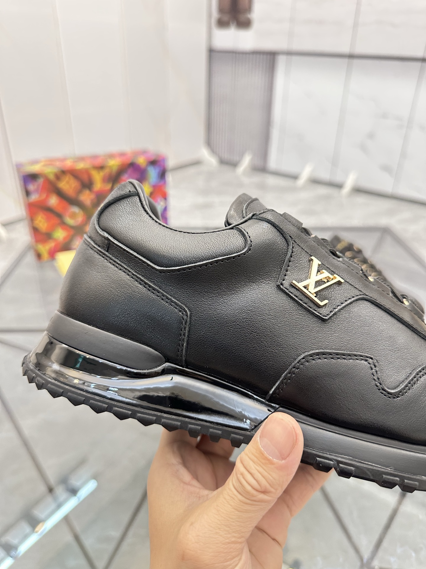 LV 精品仿製全黑運動鞋 男士低調百搭款｜歐美奢侈品精品推薦