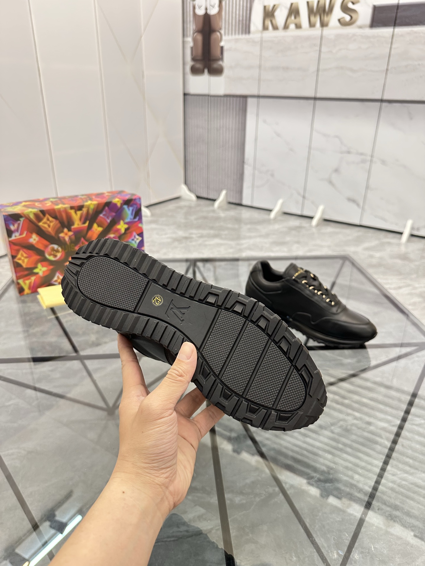 LV 精品仿製全黑運動鞋 男士低調百搭款｜歐美奢侈品精品推薦