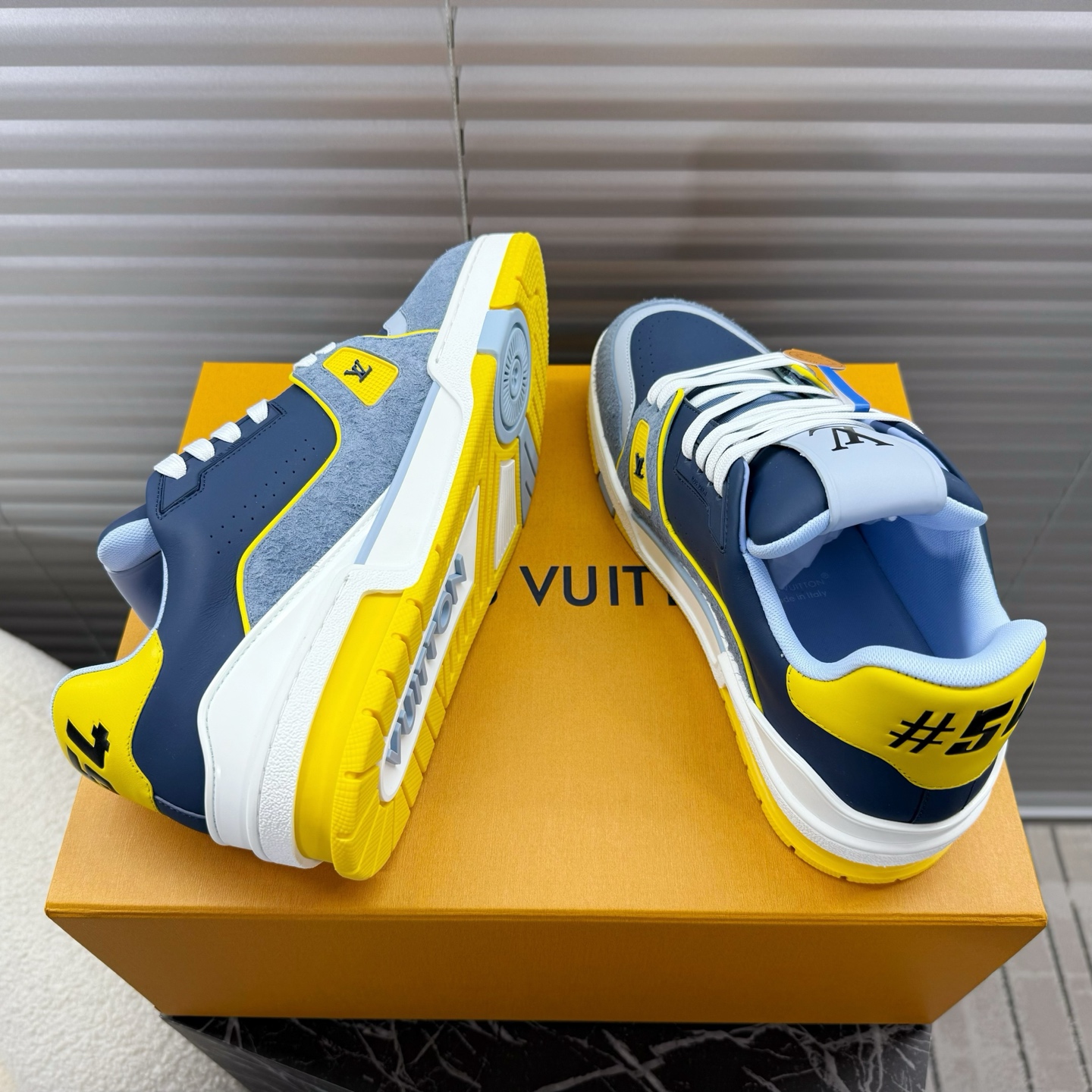LV 高仿運動鞋 深藍拼灰 黃邊設計 時尚百搭款｜歐美奢侈品精品推薦