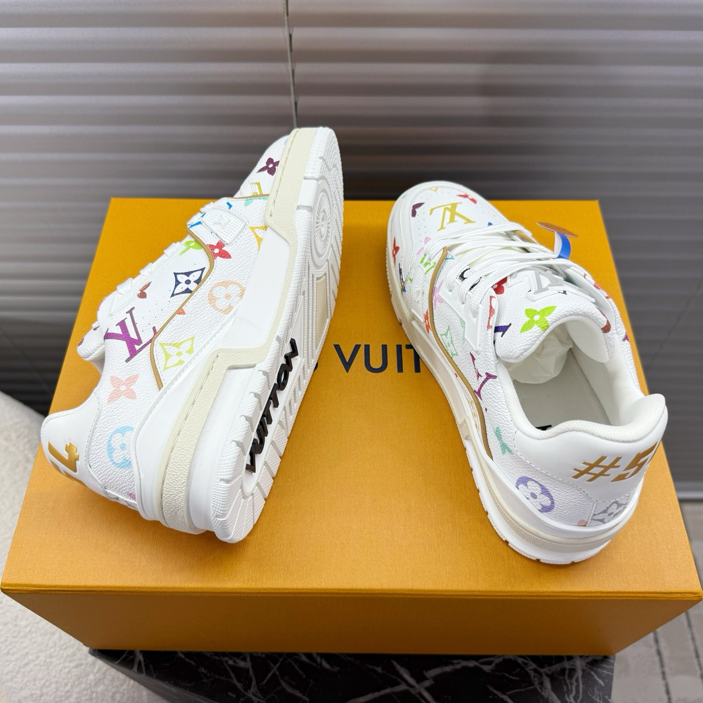 LV 高仿運動鞋 多色印花設計 白色基底 潮流百搭時尚鞋款｜歐美奢侈品精品推薦