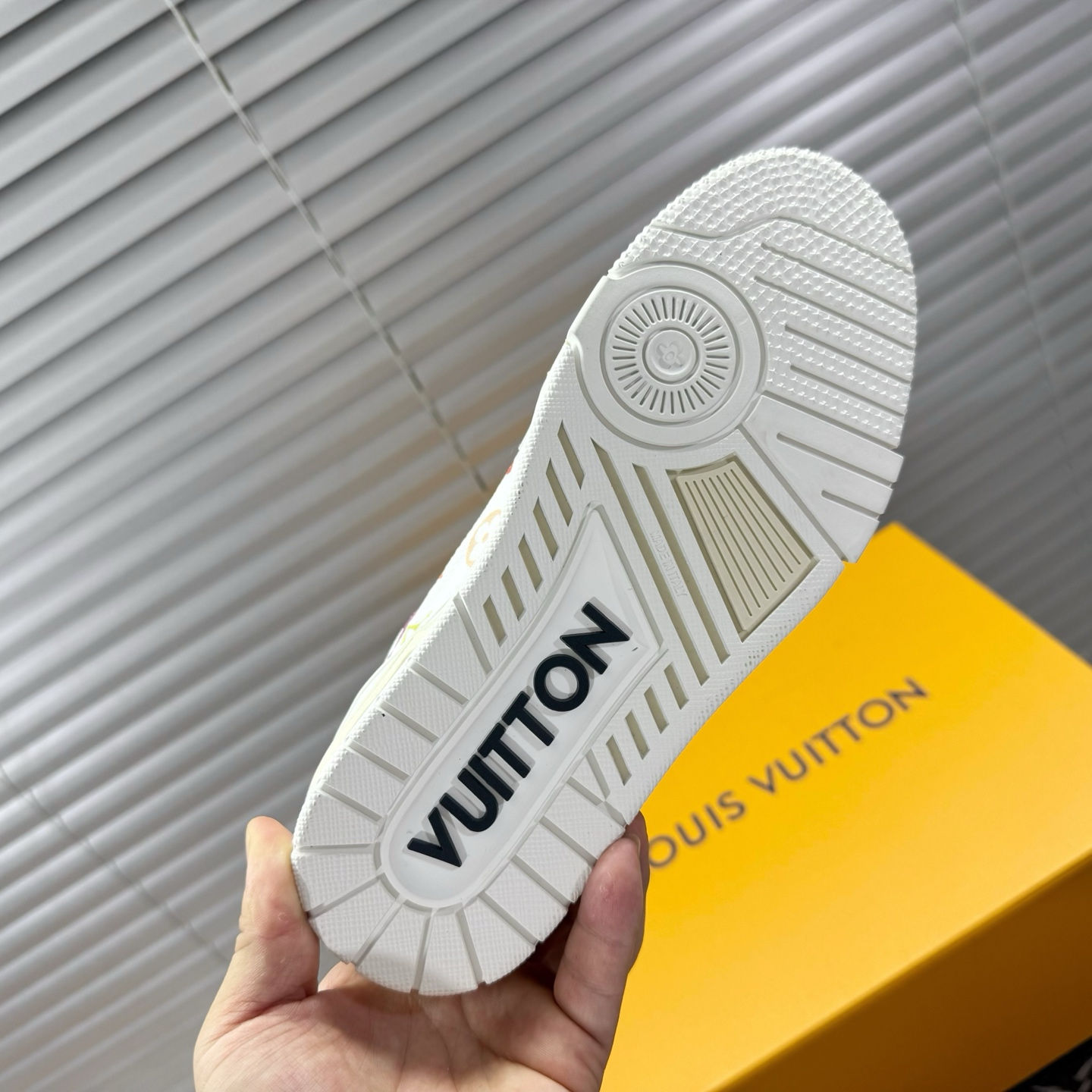 LV 高仿運動鞋 多色印花設計 白色基底 潮流百搭時尚鞋款｜歐美奢侈品精品推薦
