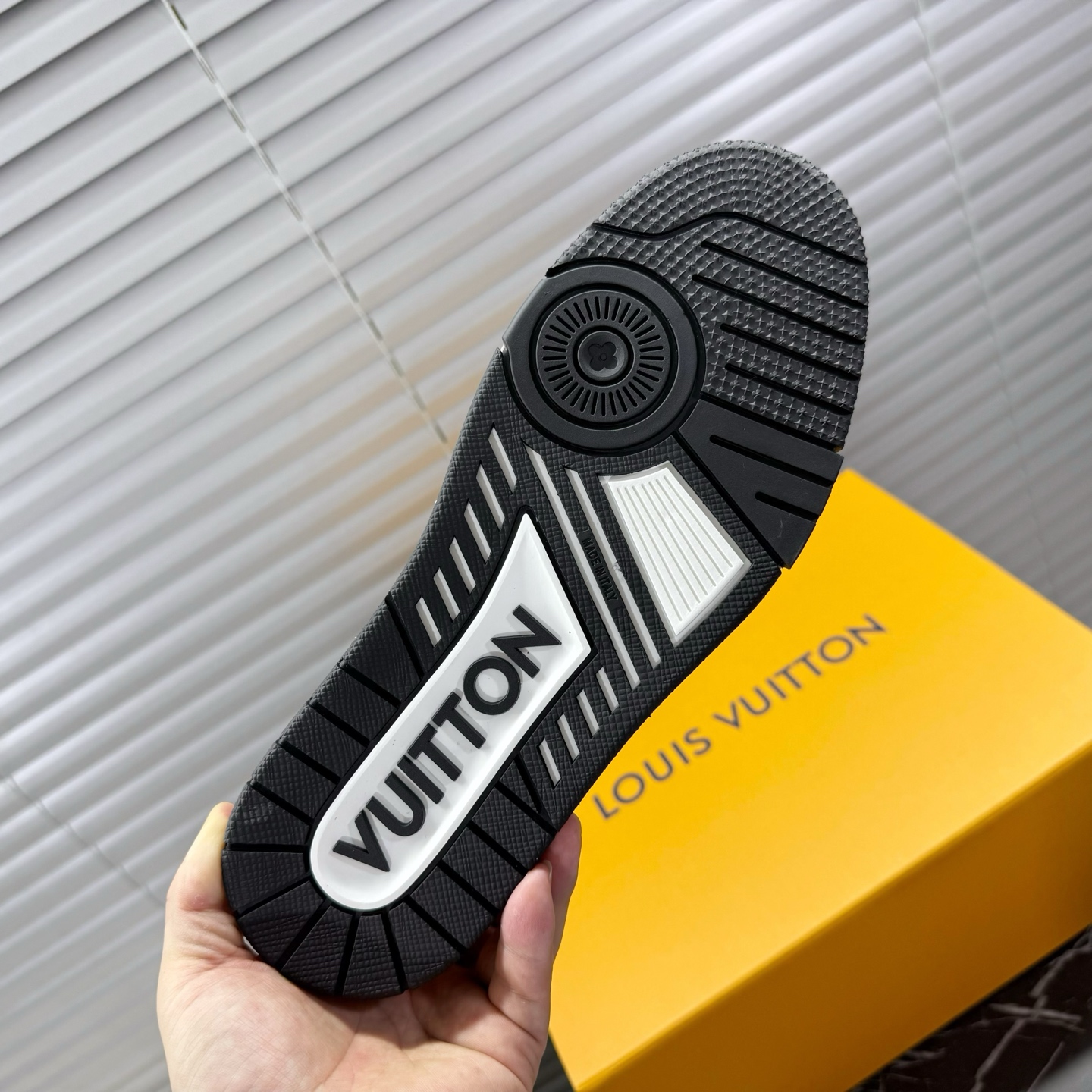 LV 高仿運動鞋 黑白拼色經典款 舒適百搭潮流休閒鞋｜歐美奢侈品精品推薦