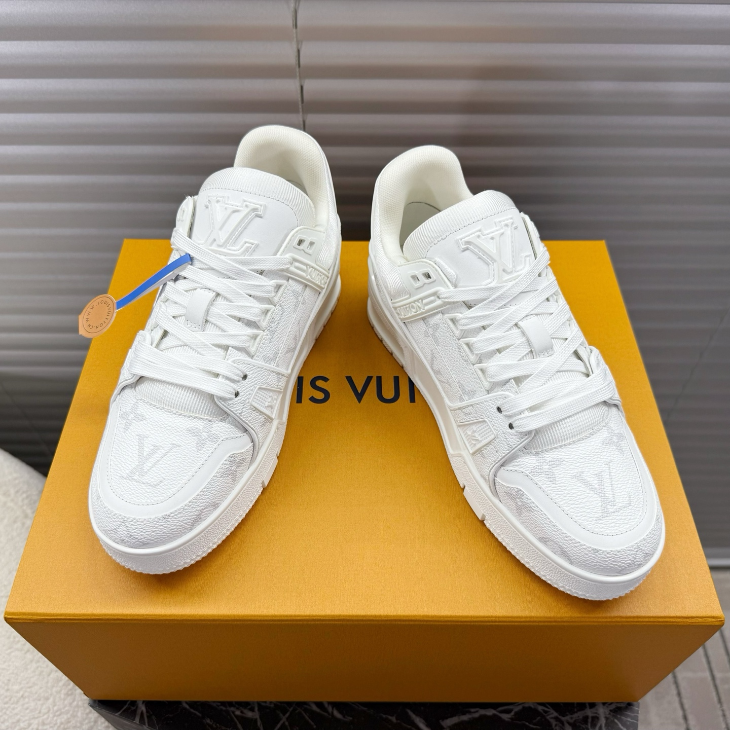 LV 高仿運動鞋 全白低幫款式 簡約百搭潮流休閒鞋｜歐美奢侈品精品推薦