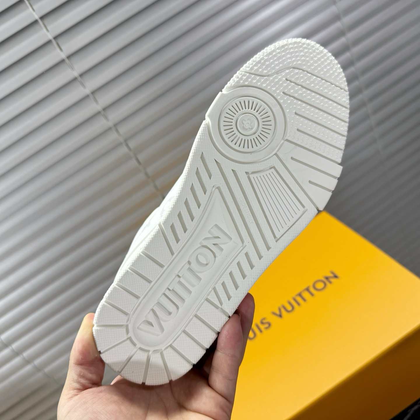 LV 高仿運動鞋 全白低幫款式 簡約百搭潮流休閒鞋｜歐美奢侈品精品推薦