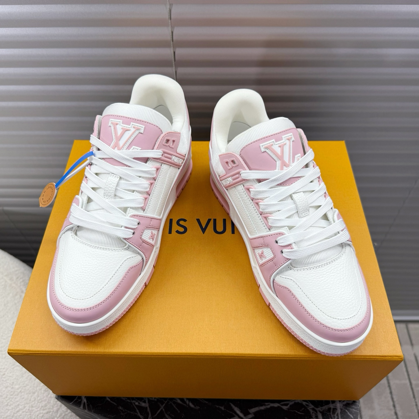 LV 一比一運動鞋 粉白配色 低幫百搭時尚休閒鞋｜歐美奢侈品精品推薦