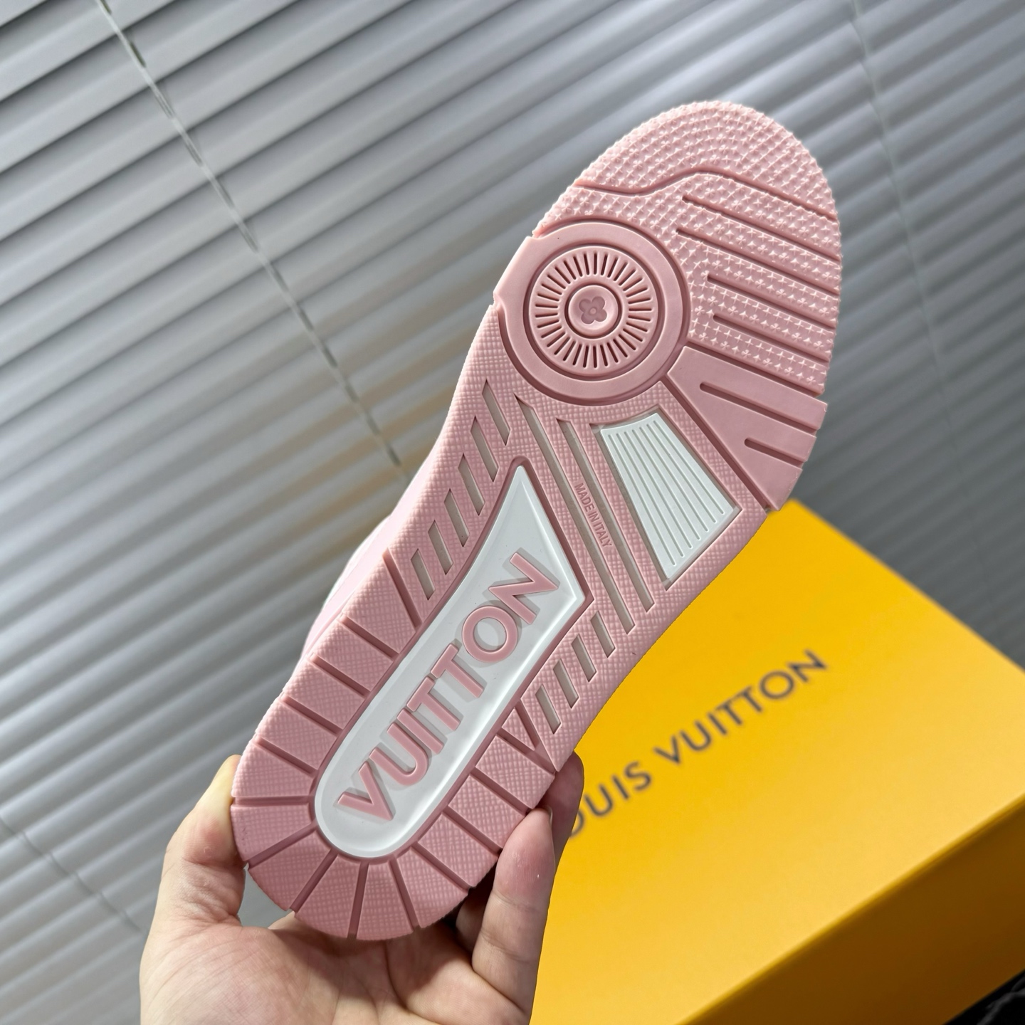 LV 一比一運動鞋 粉白配色 低幫百搭時尚休閒鞋｜歐美奢侈品精品推薦