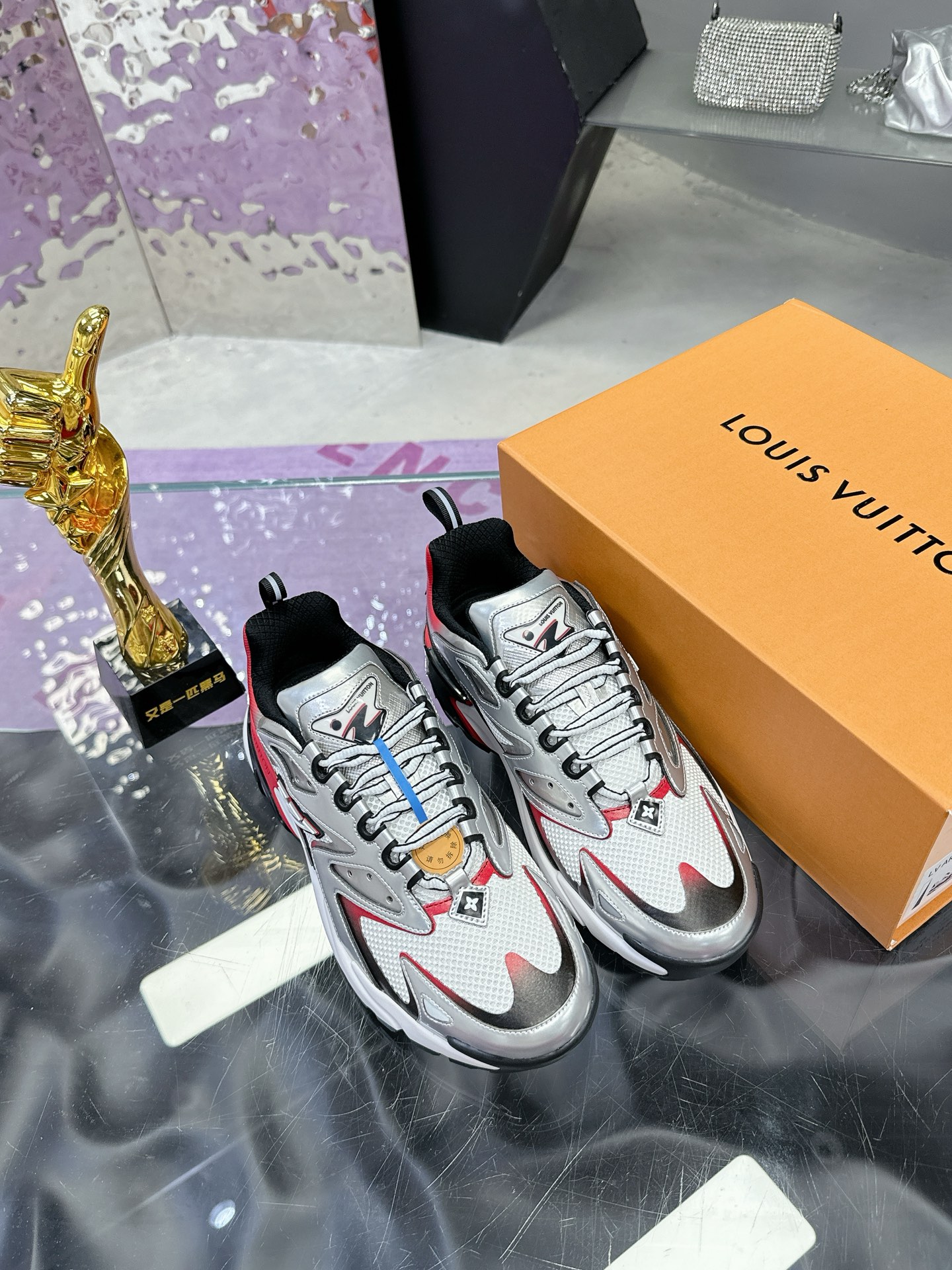 LV 精品仿製運動鞋 銀灰紅配色 時尚百搭休閒跑鞋｜歐美奢侈品精品推薦