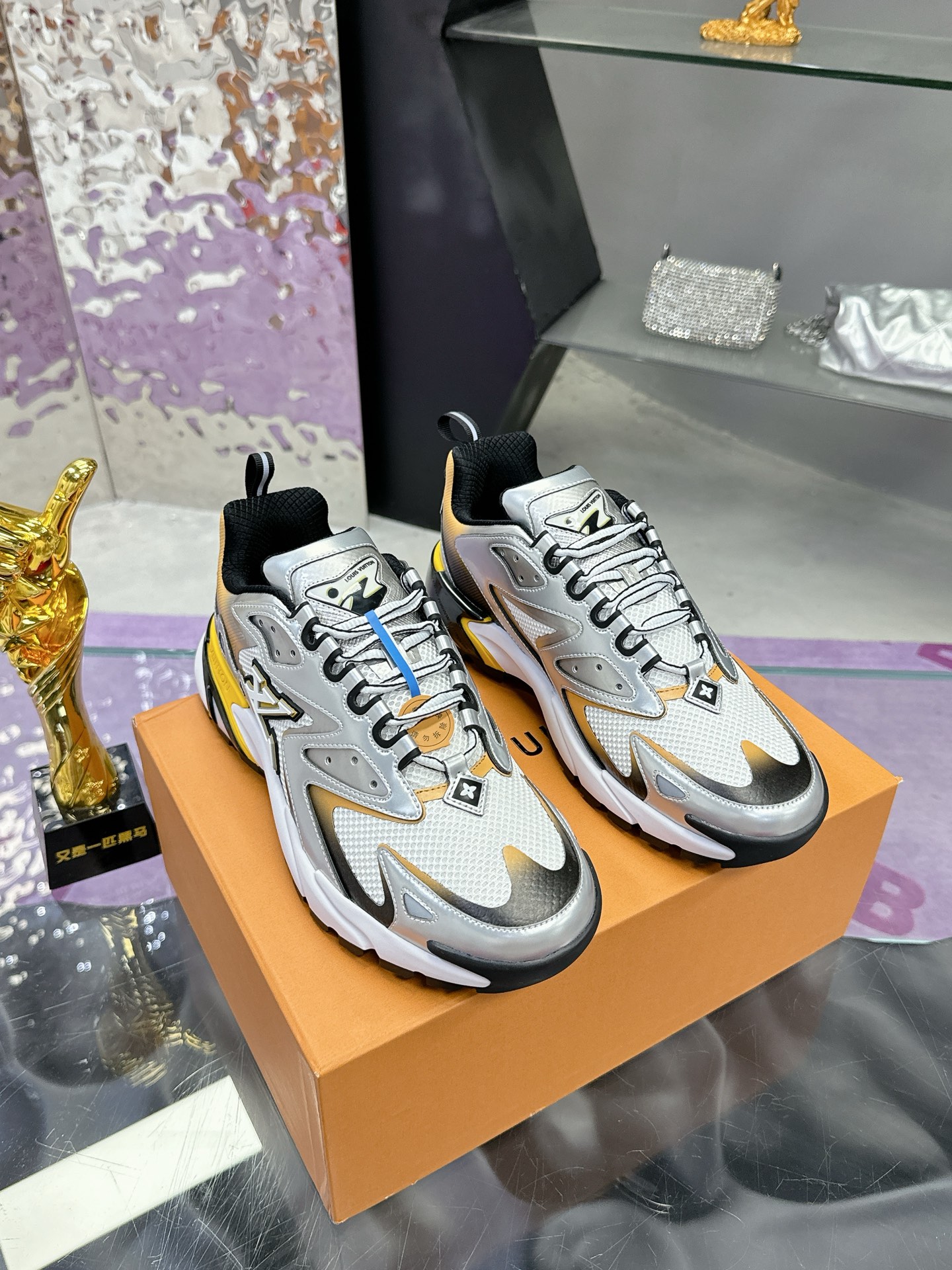 LV 高仿運動鞋 銀灰黃配色 潮流百搭舒適休閒鞋｜歐美奢侈品精品推薦